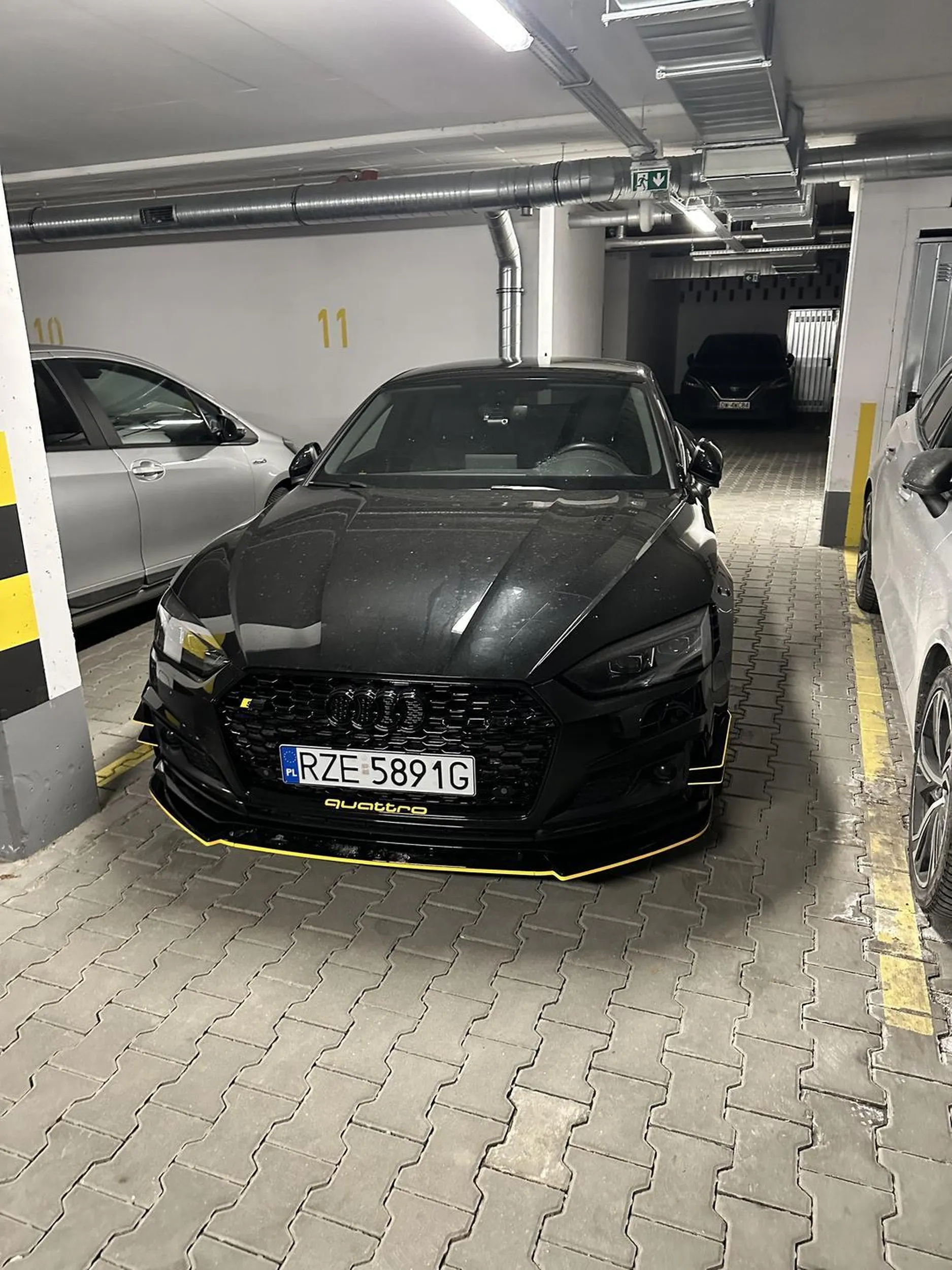 Parkuje zamiast na miejscach postojowych to w przejściach. Nie stać go na wynajem/zakup miejsca postojowego ale próbuje się tam wepchać. Jak na grupach osiedlowych ludzie mu zwracają uwagę to zgłasza posty.