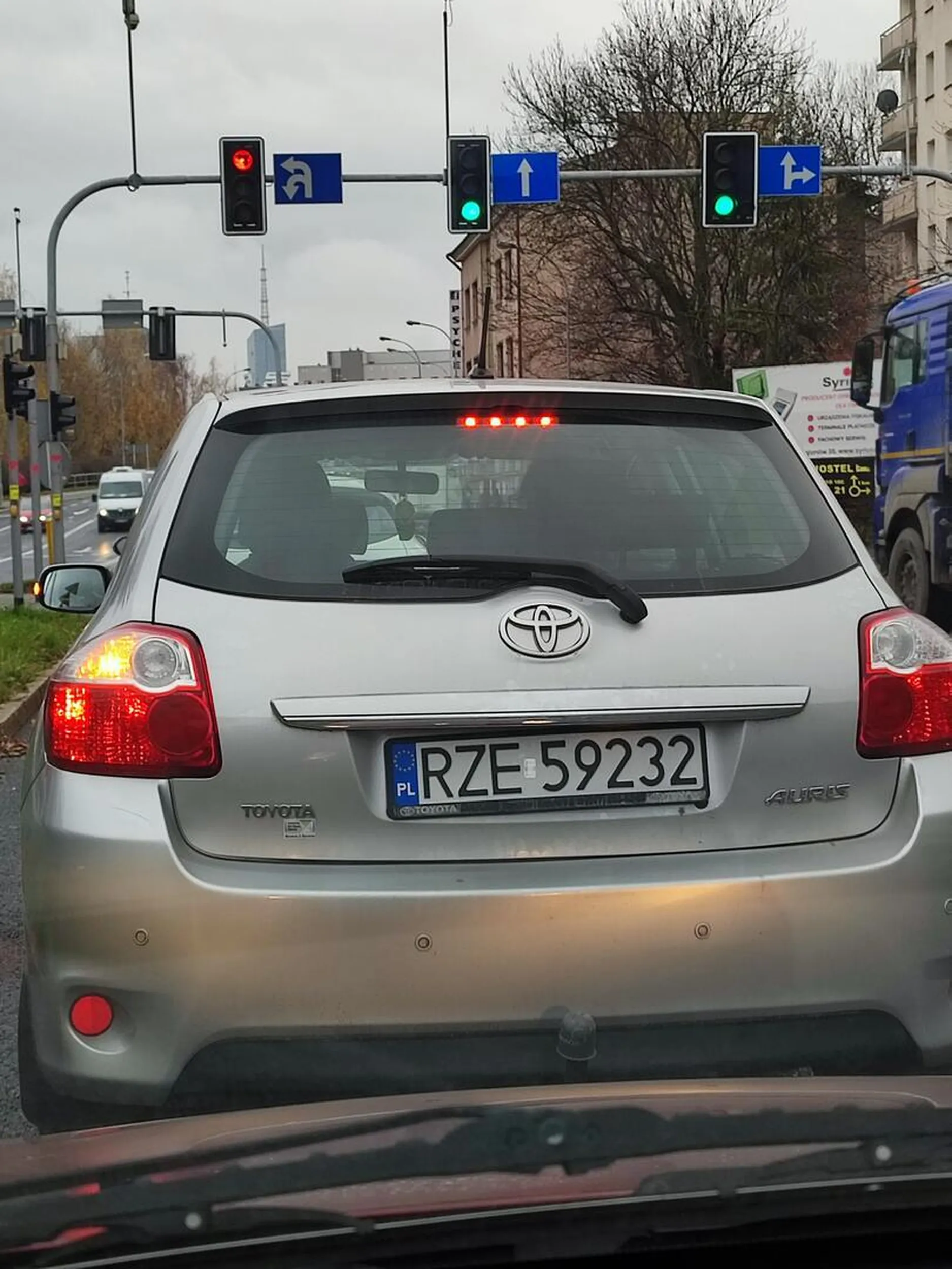 Zajeżdza drogę, wciska się i nagle hamuje nie mając nic z przodu. Uwaga na pasażera ,, starszy gość , cham 