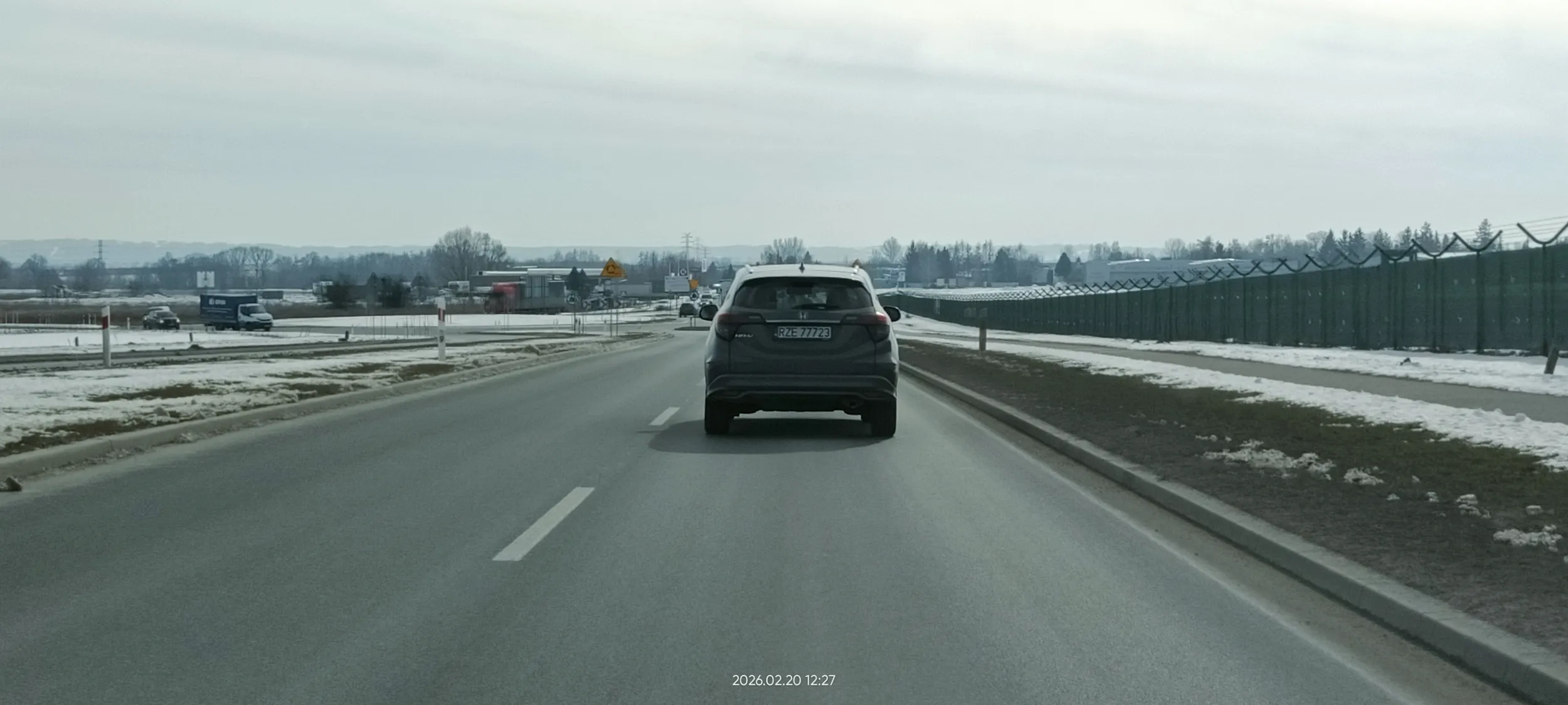Kretyn nie potrafi zmieścić sie na swoim pasie na dużym rondzie.