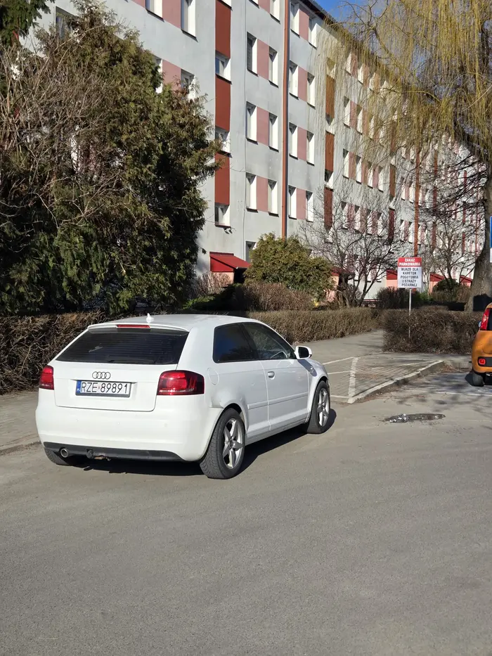 Jak coś wypadnie z auta i się rozbije to należy posprzątać tak, by inni nie ucierpieli z rozcięta oponą lub butem. Młody kierowca a bezmyślny...