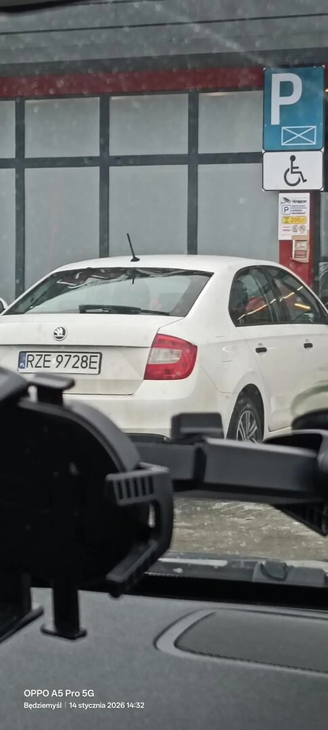 Zaparkował na niedozwolonym dla niego miejscu chyba że jest niewidomy to jeszcze ok