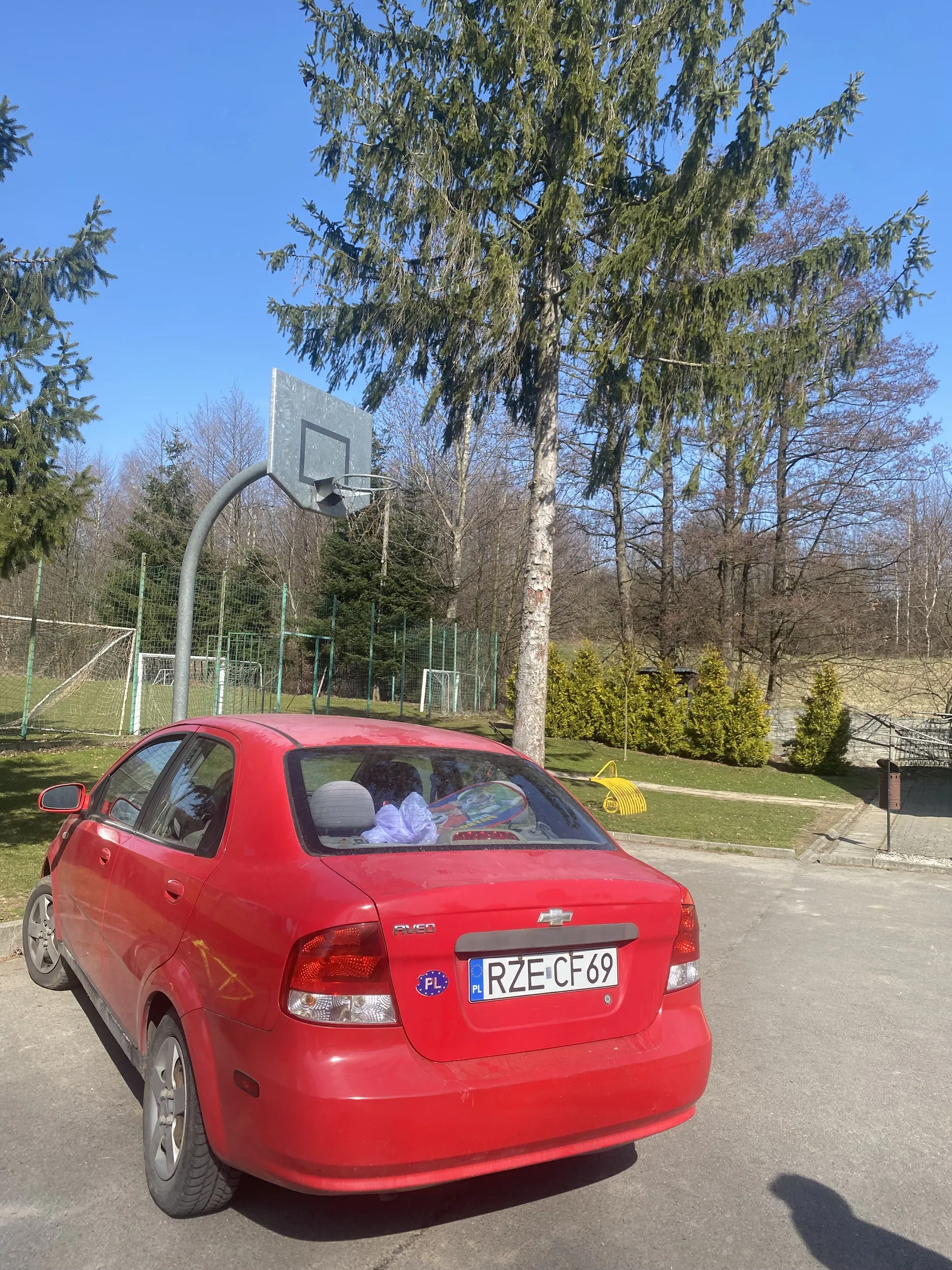 Kierowana staje pod koszem do koszykówki a auta niestety nie przenieśmy bo Plastiki odpadną i rdza go już bierze