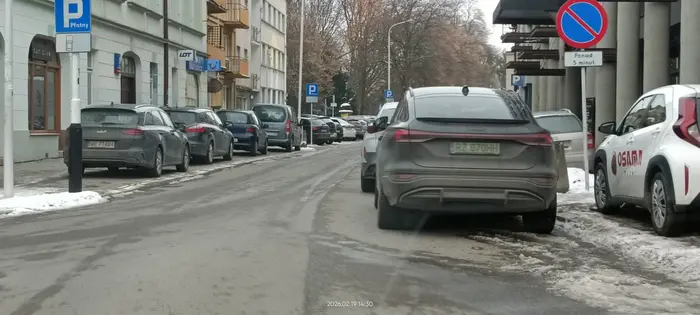 Parkuje na skrzyżowaniu.