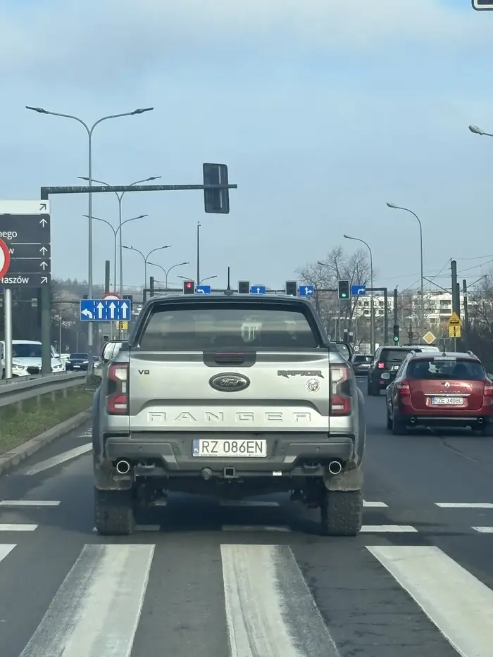 Jazda na podwójnym gazie, brak kontroli nad jazdą swoim pasem plus zajeżdżanie drogi