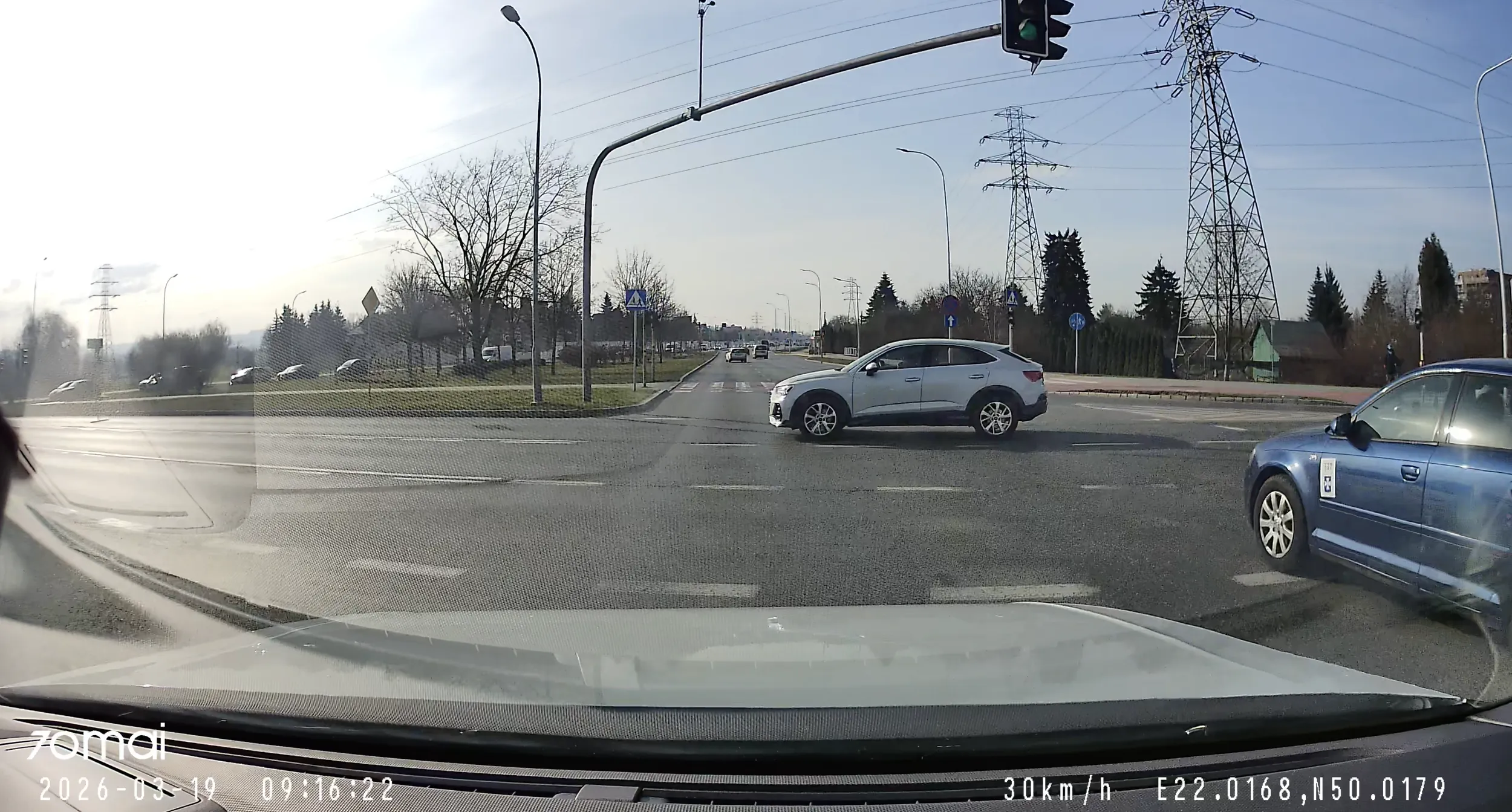 Jaśnie wielmożny kierowco z audi q3, ja rozumiem śpieszyć się ale napierdalanie perfidnie na czerwonym świetle w stronę armii krajowej (ZEBY NA DRUGICH SWIATLACH JUZ SIE ZATRZYMAC) jest skrajnie nieodpowiedzialne w przypadku gdy miałem na pełnej K uderzyc w twoje auto. Gdyby nie systemy i czujnosc niebylibyśmy w tym samym miejscu co teraz. Serdecznie niepozdrawiam