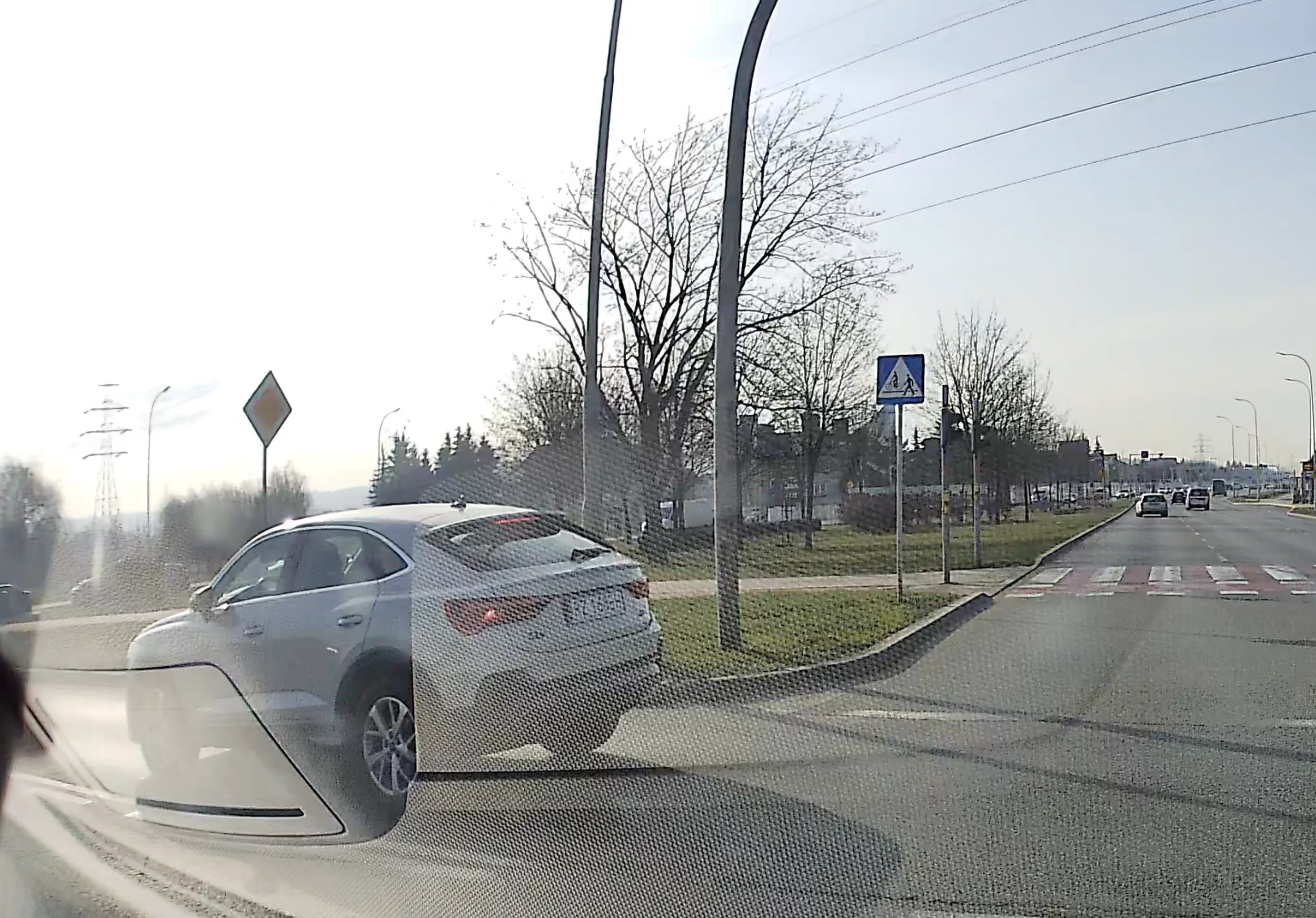 Jaśnie wielmożny kierowco z audi q3, ja rozumiem śpieszyć się ale napierdalanie perfidnie na czerwonym świetle w stronę armii krajowej (ZEBY NA DRUGICH SWIATLACH JUZ SIE ZATRZYMAC) jest skrajnie nieodpowiedzialne w przypadku gdy miałem na pełnej K uderzyc w twoje auto. Gdyby nie systemy i czujnosc niebylibyśmy w tym samym miejscu co teraz. Serdecznie niepozdrawiam