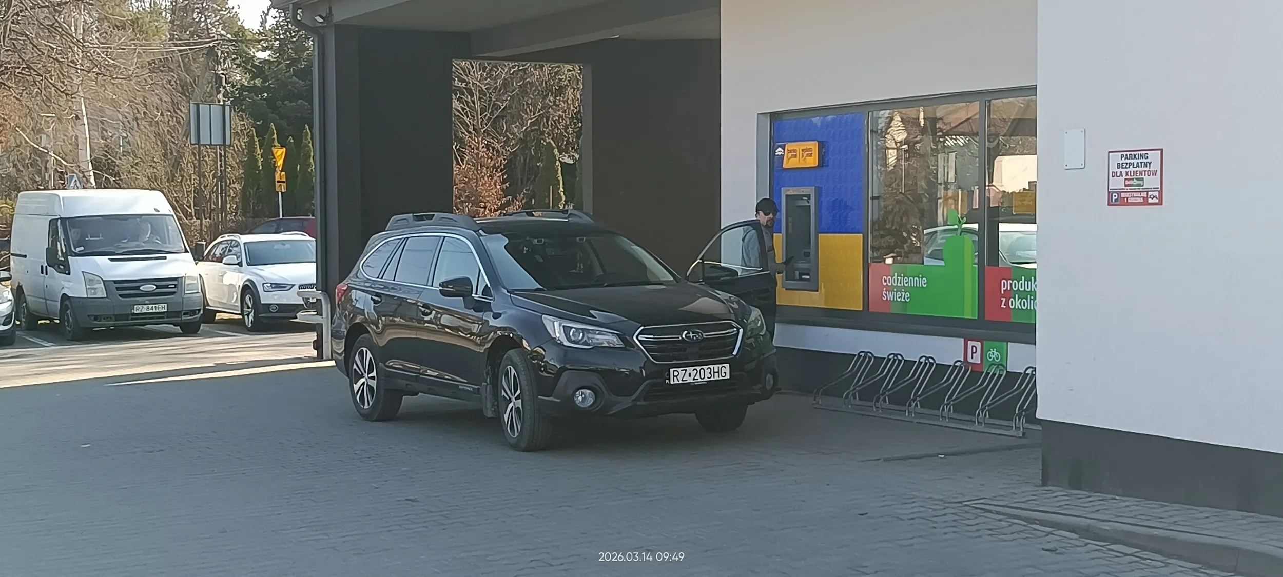 Połowa miejsca parkingowych wolna, ale cymbał musi podjechać pod sam bankomat.