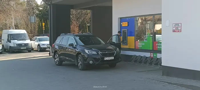 Połowa miejsca parkingowych wolna, ale cymbał musi podjechać pod sam bankomat.