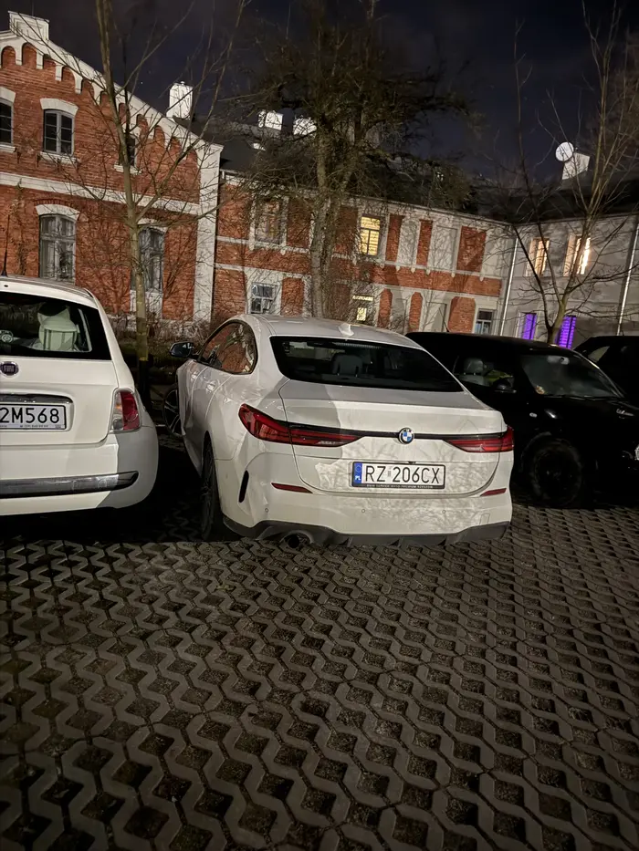 Brak umiejętności odpowiedniego parkowania.