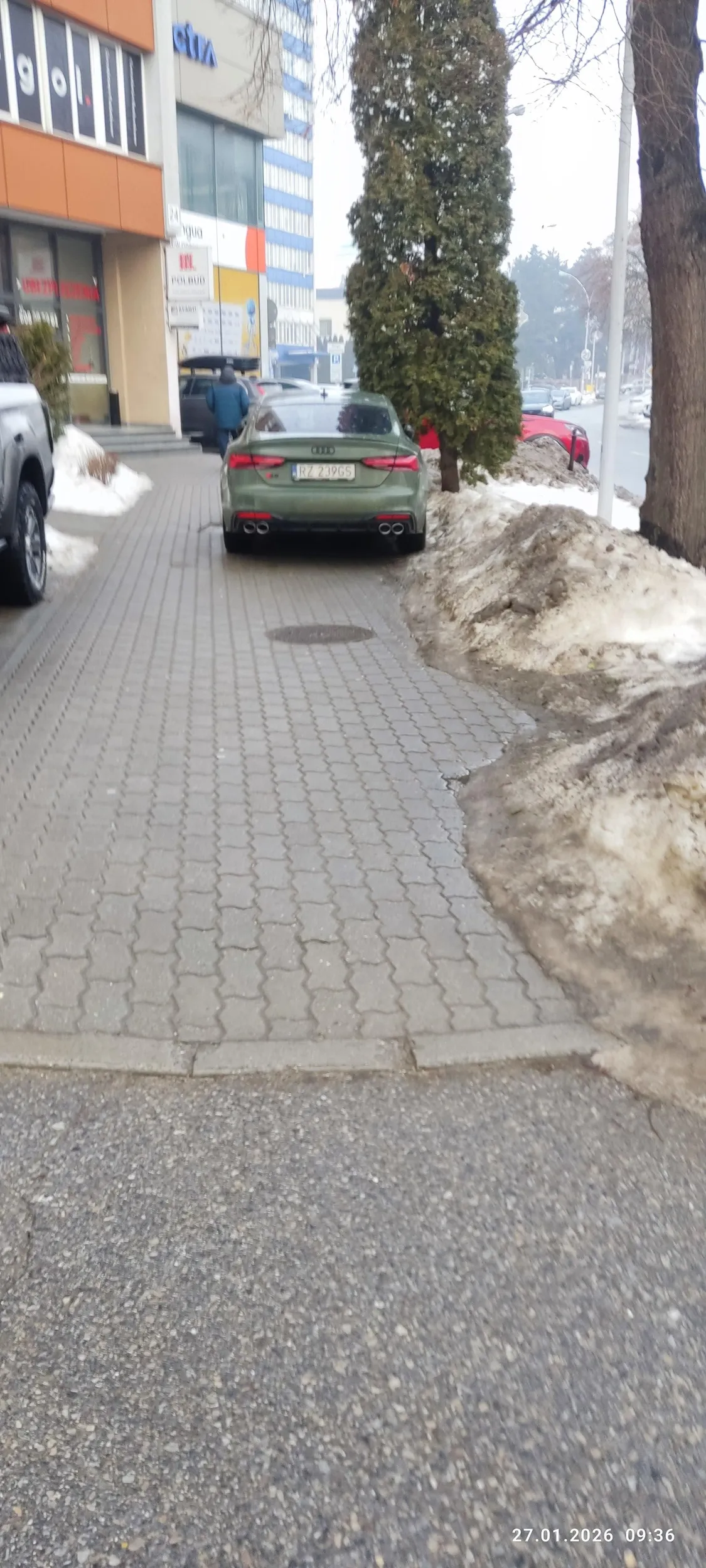 Codzienne parkowanie i jazda po chodniku prz Słowackiego 24