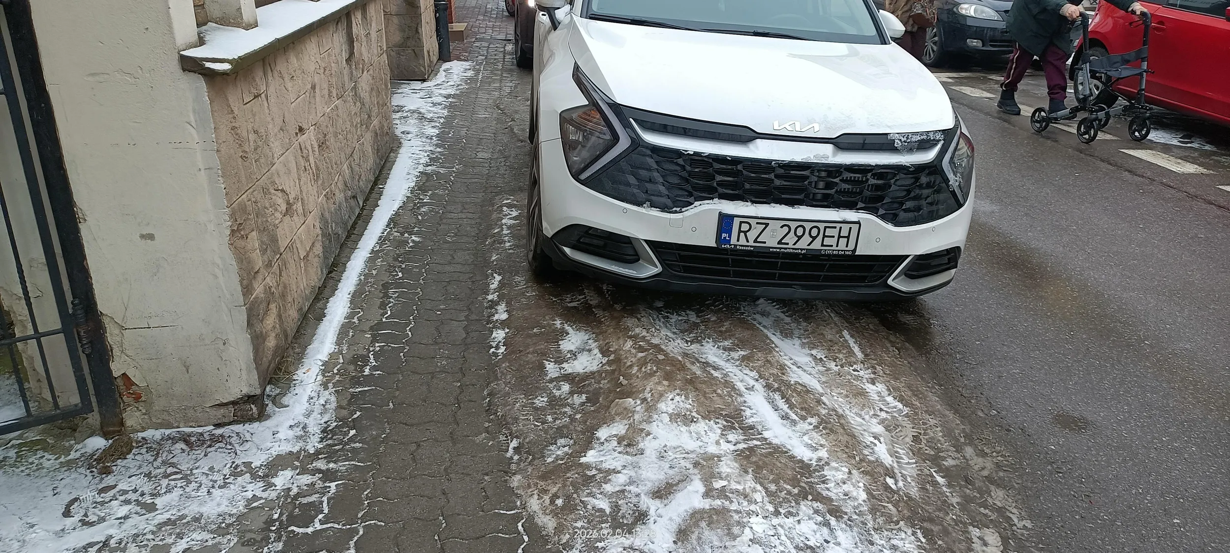 Święta krowa ? chodnikowa. A starsza osoba z chodnikiem musi iść po ulicy.