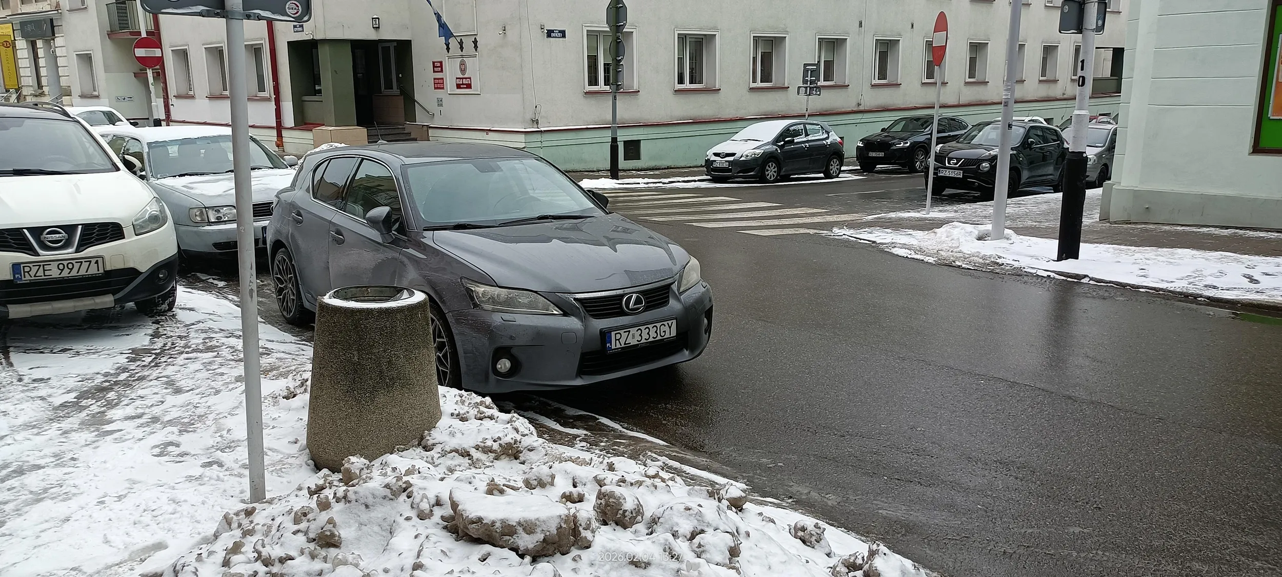 Parkuje na skrzyżowaniu.