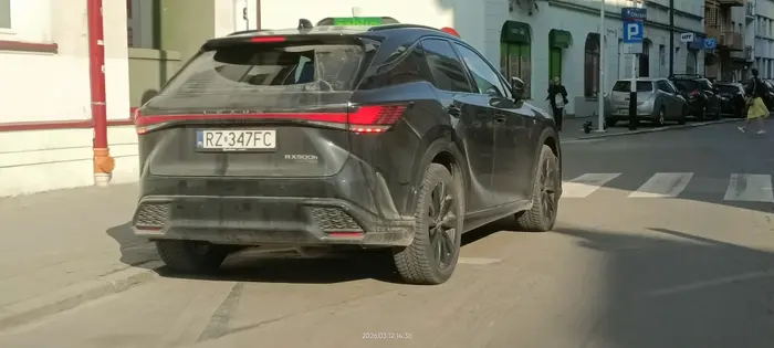 Kretyn parkuje bezpośrednio przed przejściem dla pieszych, bo nóżki bola i trzeba pod same drzwi podjechać.