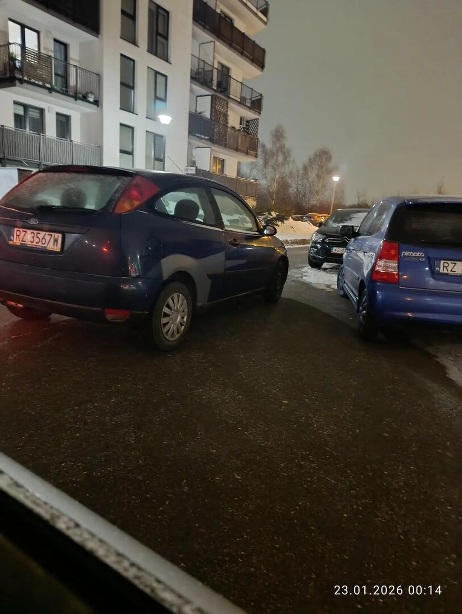 Nie wiem kto tej osobie dał prawo jazdy. Ale parkować nie potrafi bo zaparkować na środku ulicy że trzeba po krawężnikach omijać.