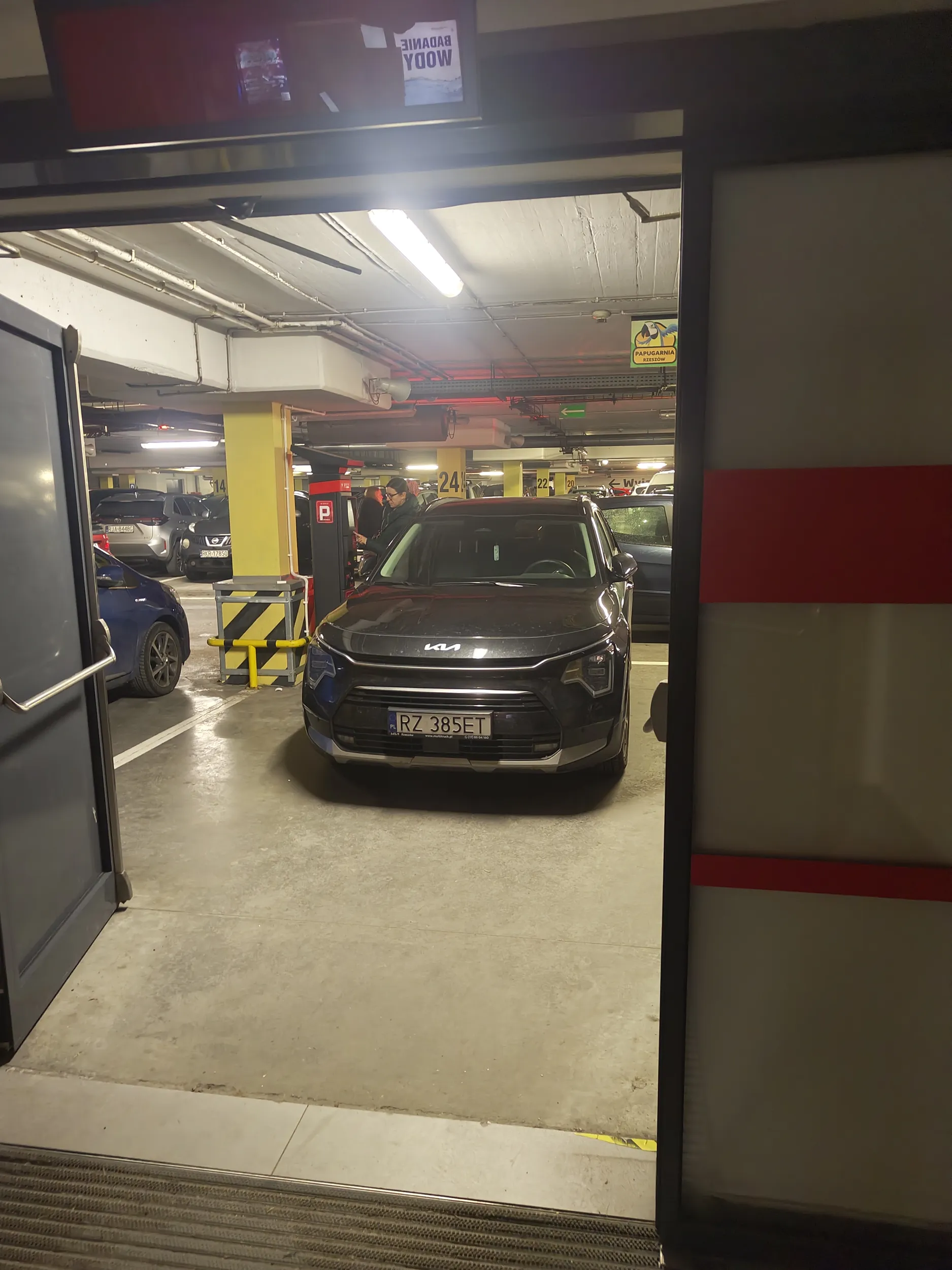 Zaparkował pod wejściem i poszedł. Rozumiem, że jest mało miejsc parkingowych, ale to nie jest wyjście