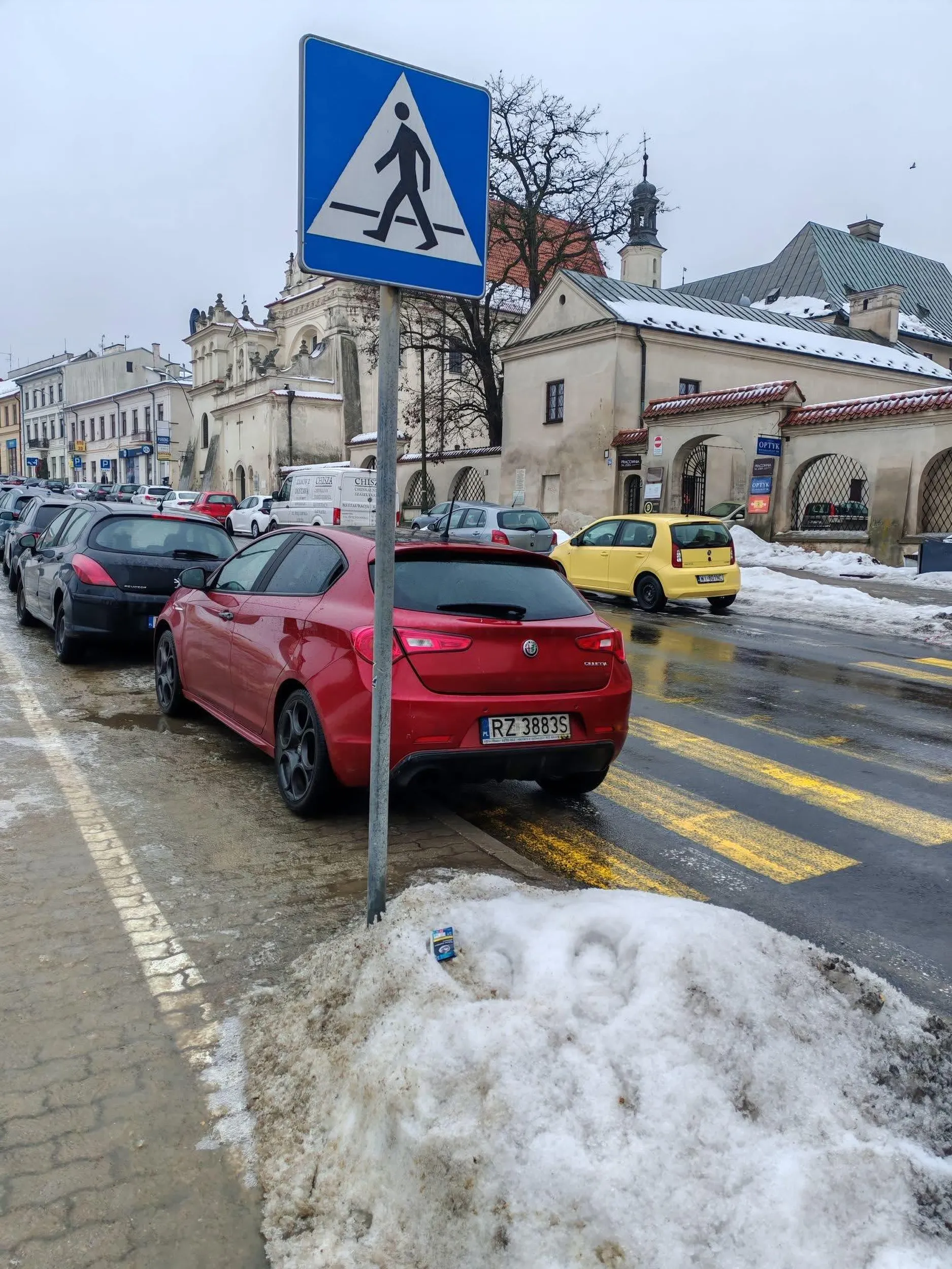 Parkuje na przejściu dla pieszych
