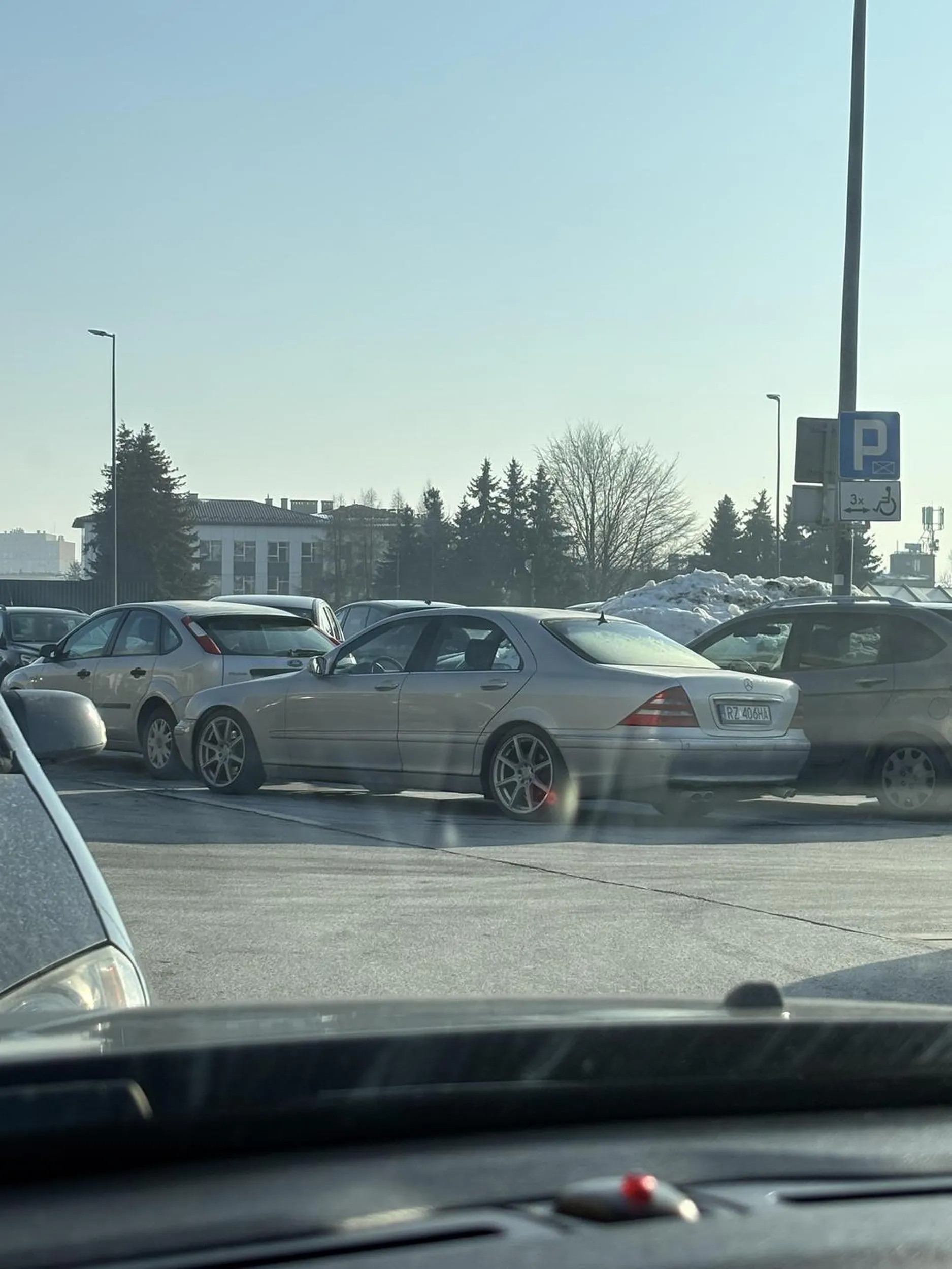 Młody chłopak zajmuje miejsce osobą niepełnosprawnym. Buja się jak i ręce szeroko jakby nosił telewizor.