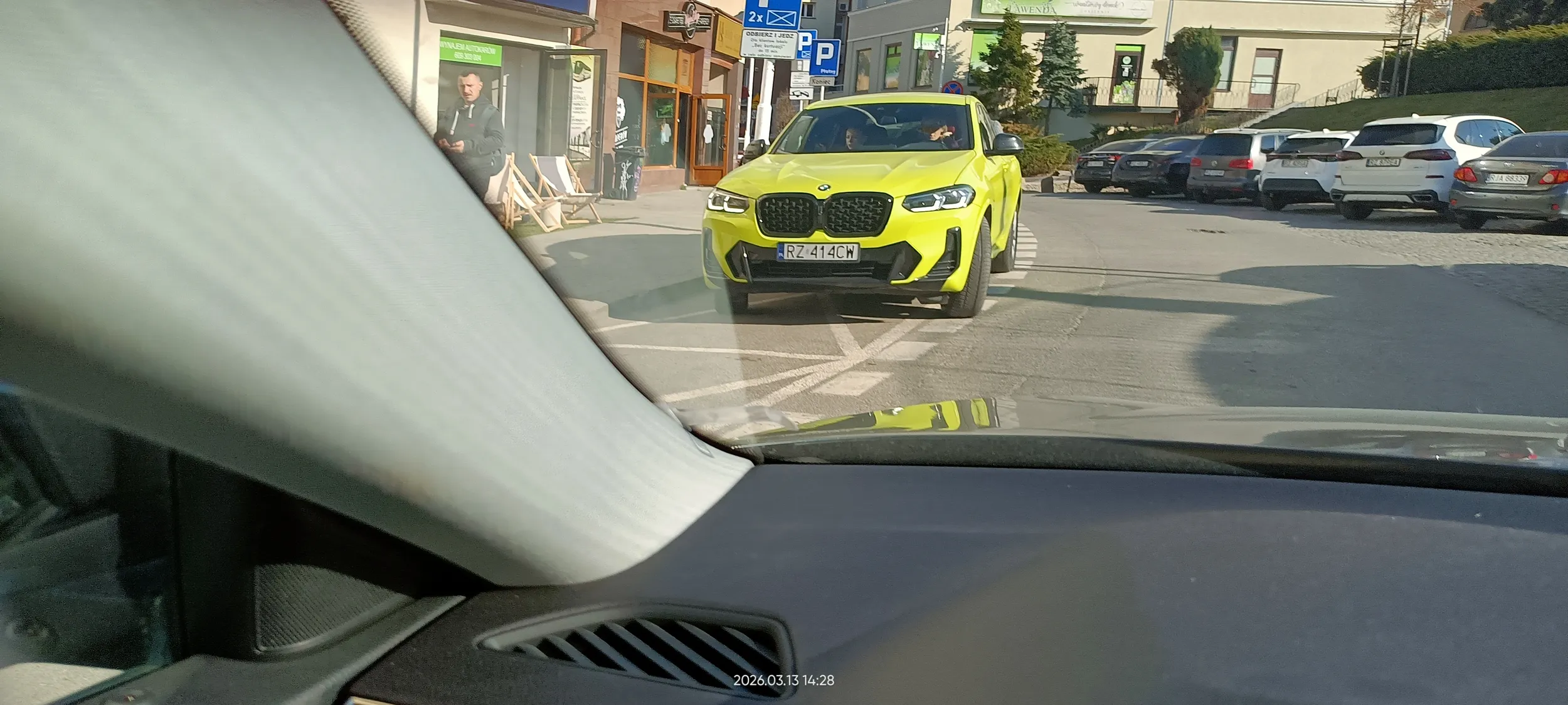 Kretynka jeździ pod prąd na jednokierunkowej.