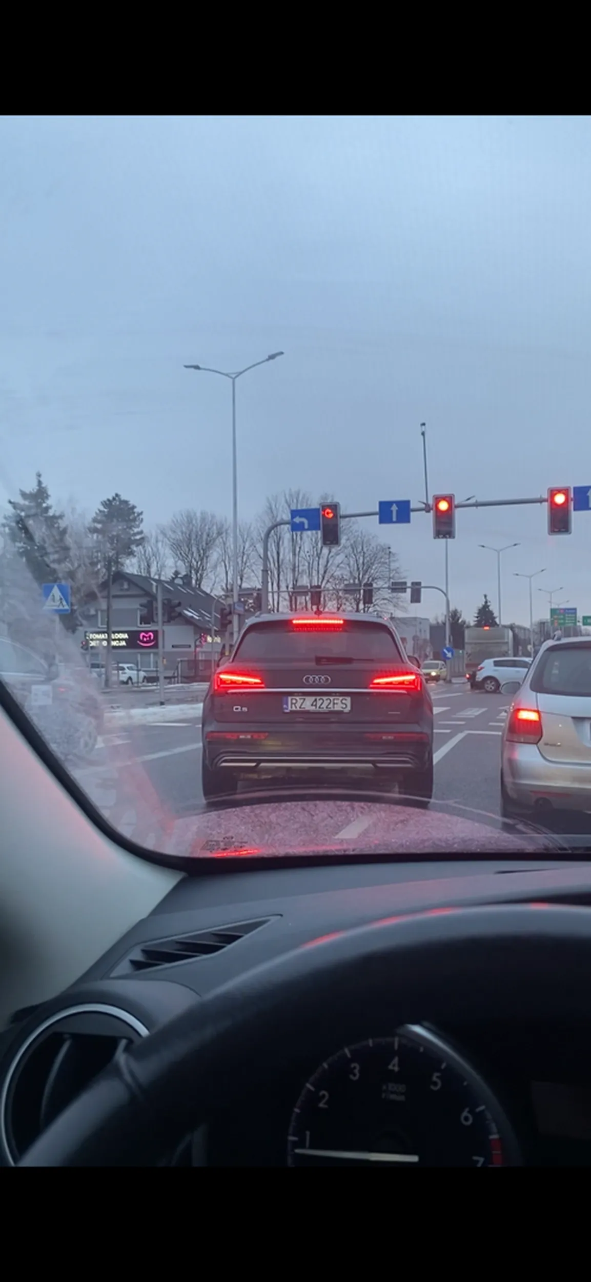 Na przyszłość pas ruchu można spokojnie zmieniać za światłami a nie na nich i blokować cały pas :)