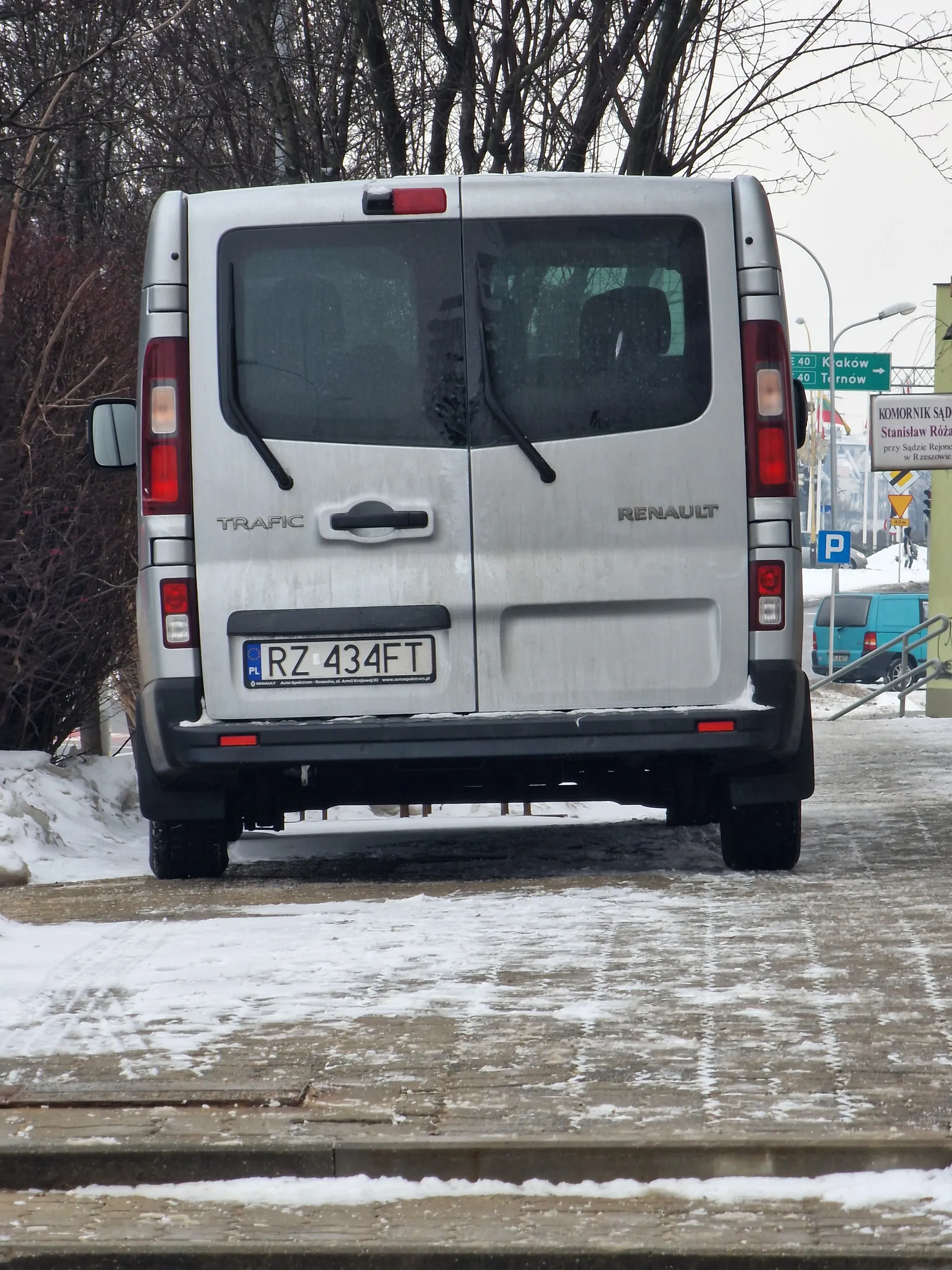 Nie mam słów jak nazwać takiego kierowcę,  dla wygody podjechać ile się da, oby jak najblizej pod drzwi.