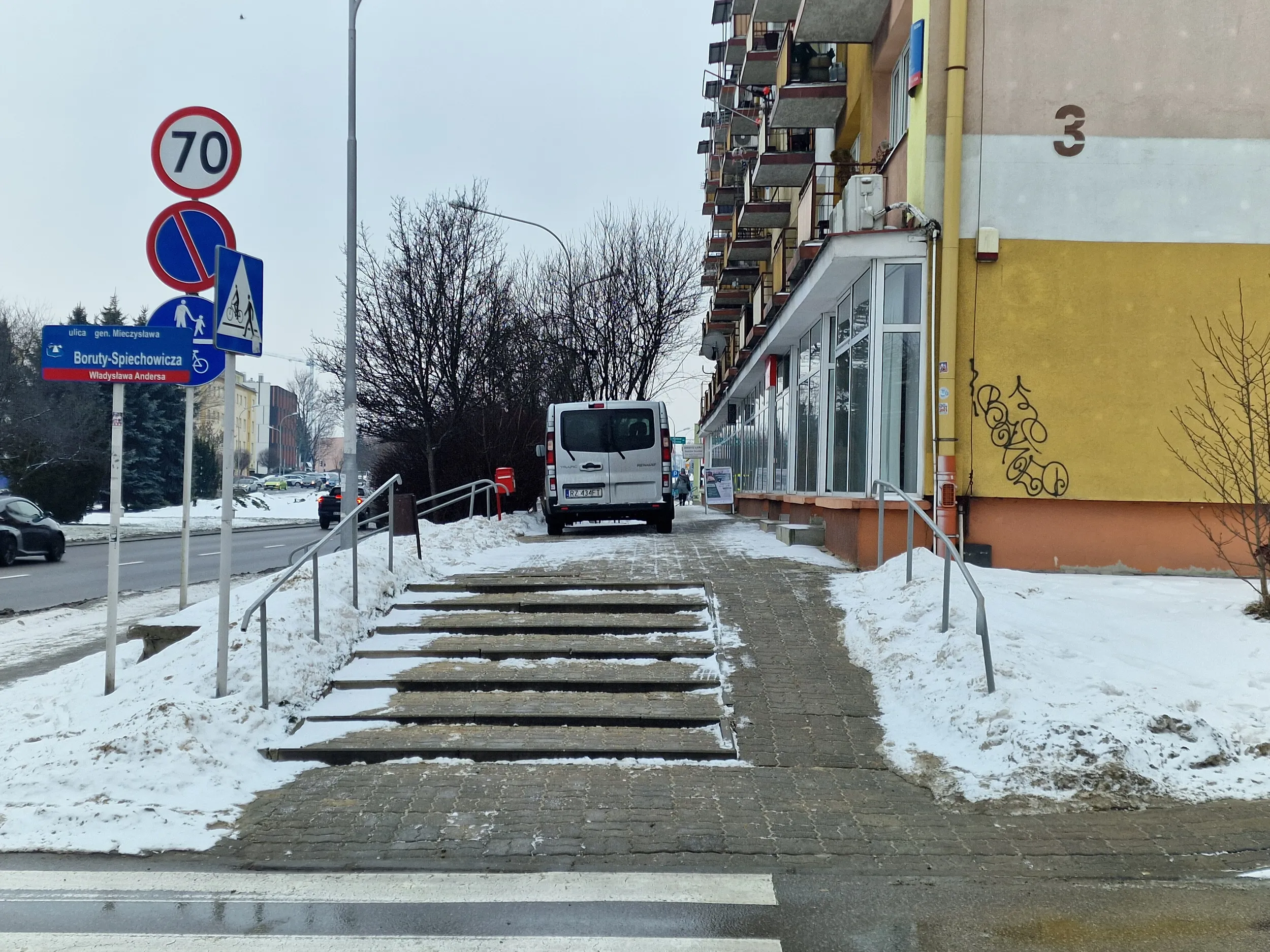 Nie mam słów jak nazwać takiego kierowcę,  dla wygody podjechać ile się da, oby jak najblizej pod drzwi.