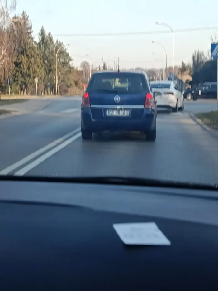 Naucz się głąbie zmieniać pas ruchu bo prawko to ci z chipsów chyba wyleciało