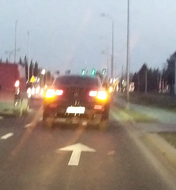 Jeździ z włączonymi awaryjnymi