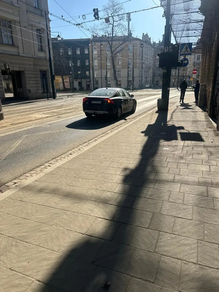 W Krakowie o włos nie potrącił kobiety w ciąży wysiadającej z tramwaju