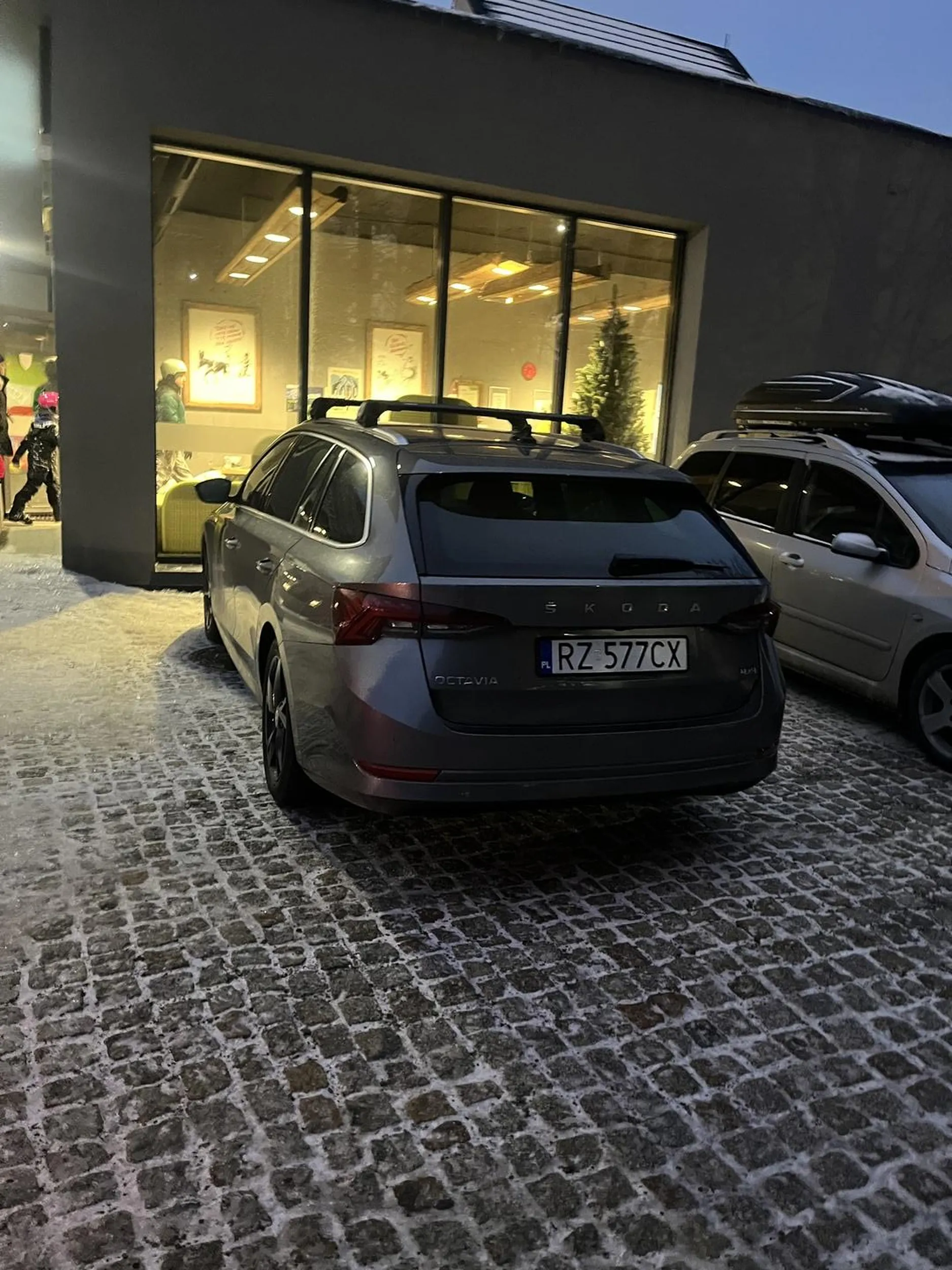 Pan święta krowa,  gość zaparkował Obok - fakt na ciasno ale zdołał wyjść z samochodu a on mu bije w szybę że on tu stoi już godzinę i nie życzy sobie żeby stał obok niego . Gość poprosił go przestawienie metr w prawo bo miał Miejsca od fixa  na co stwierdził że on już przebrał buty na snowboardowe i nie będzie przestawiał i żeby inne samochody przestawili . Zagroził wybiciem szyby i dzwonieniem po „psy „ . Buraczana a jego towarzyszka mu w tym towarzyszyła robiąc swój regulamin parkingu i nie biorąc pod uwagę prośby gościa z białego wozu i parkingowego który się roześmiał i machnął ręką .