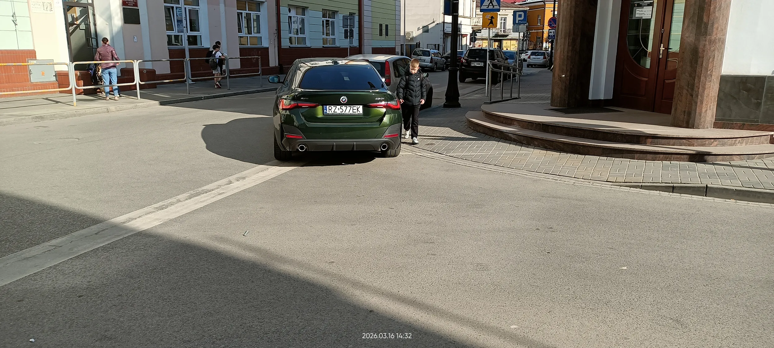 Kretyn parkuje na skrzyżowaniu.