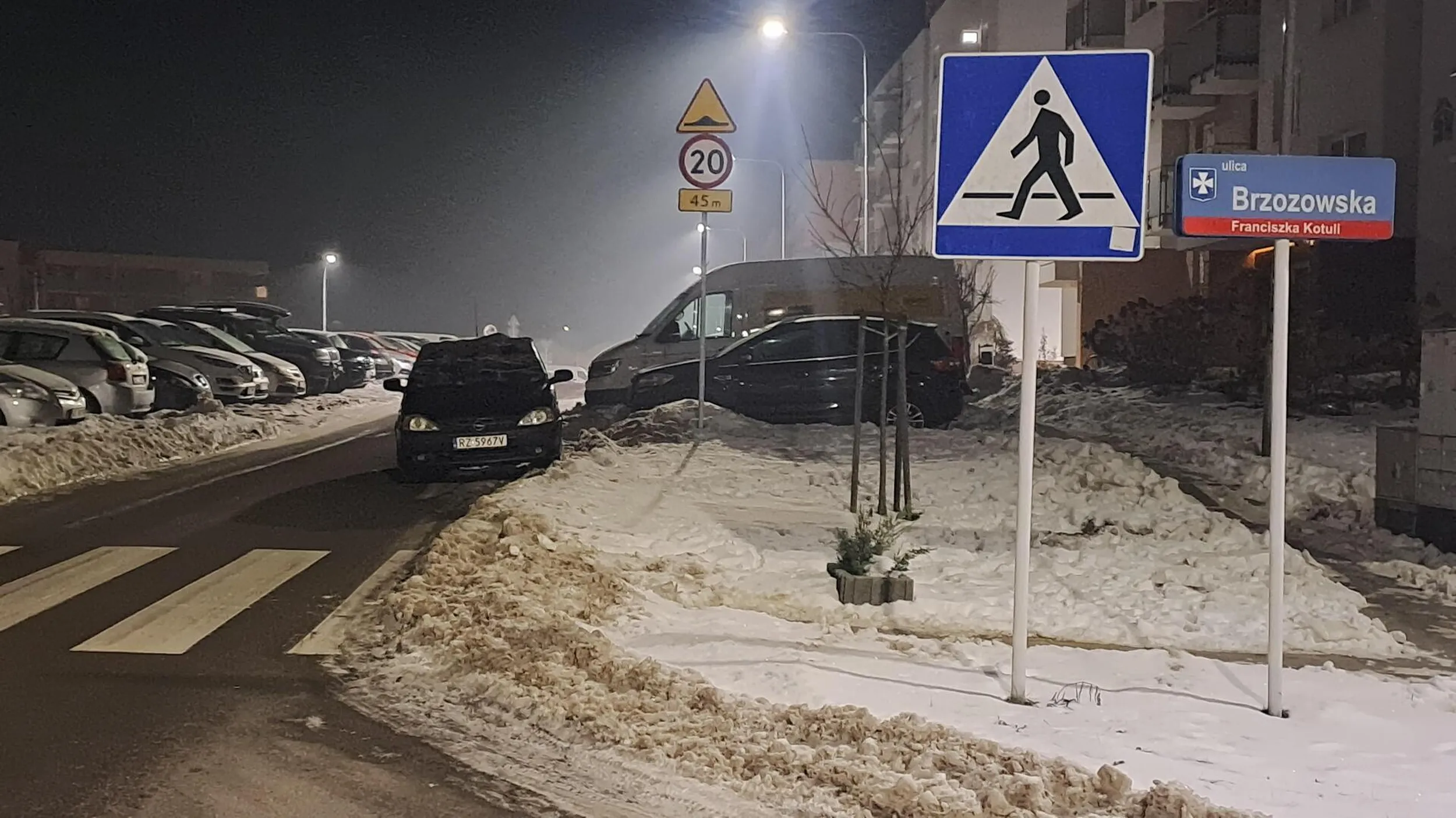 Kolego malinowy, takie parkowanie 100-300 zł i 5 pkt karnych, parking i holowanie  kosztuje ;)))