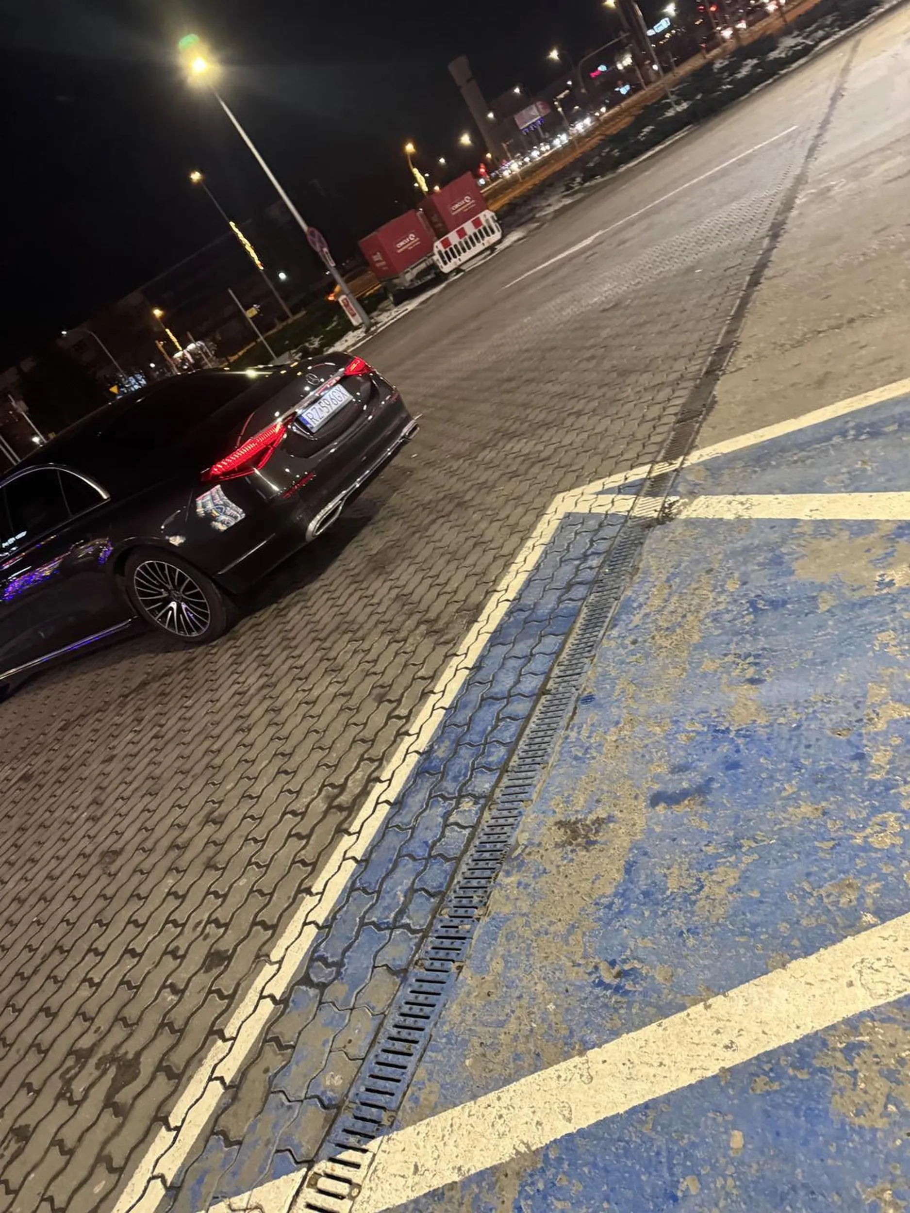 Gość drze się pod kebabem yaprak że nie lubi Turków wyklina kebaba w swoim mercedesie pałac e papierosa