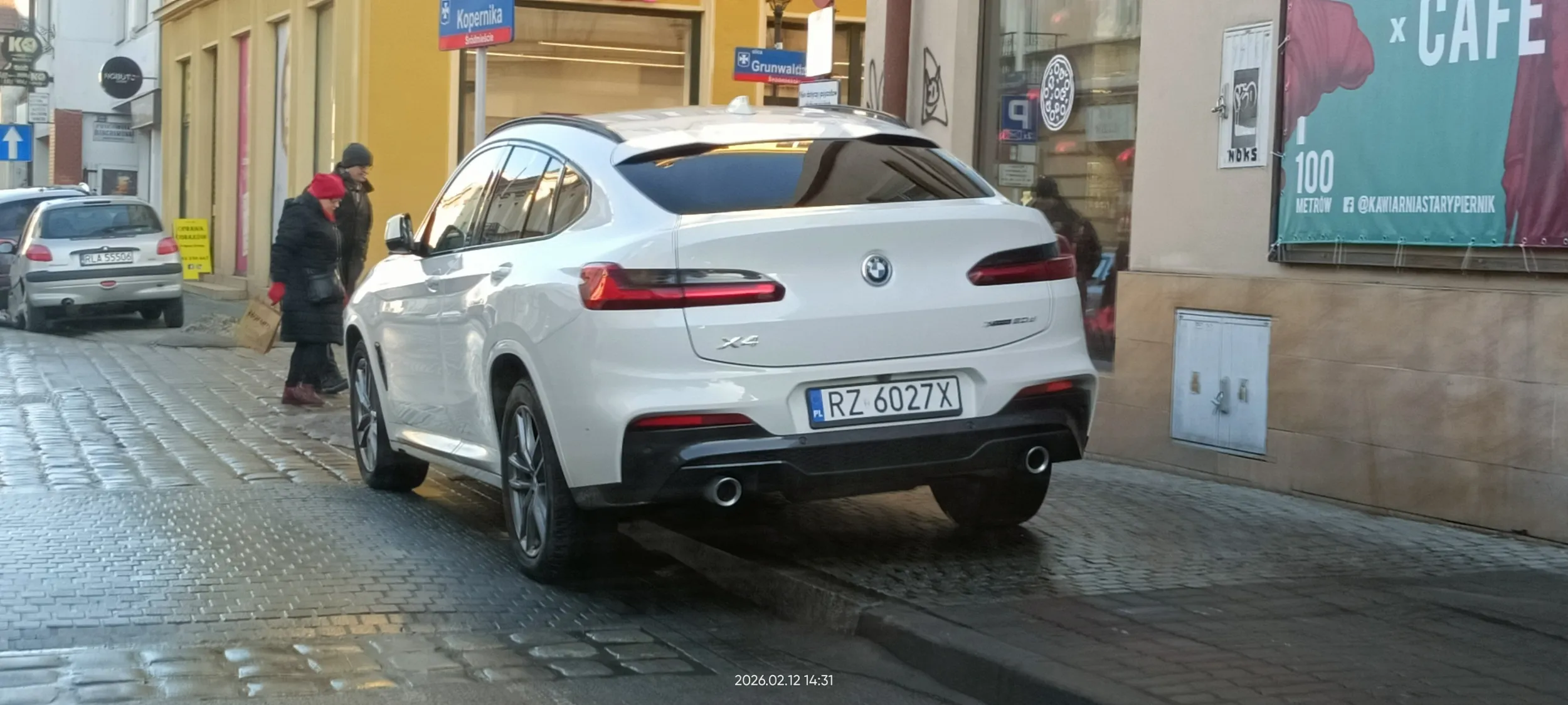 Święta krowa ? chodnikowa