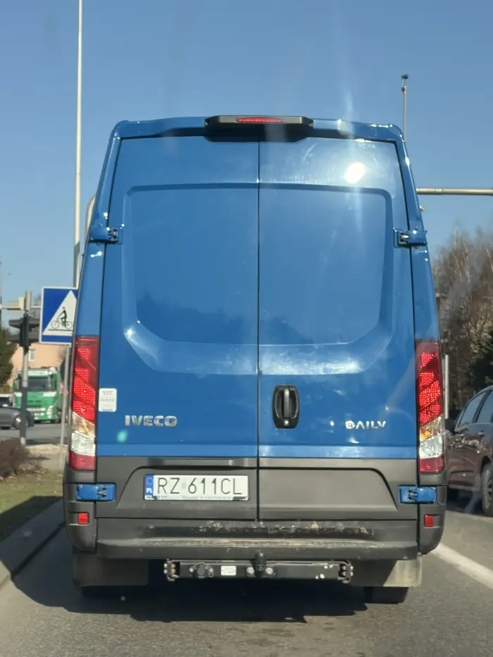 Pcha się w najmniejsze dziury i prawie doprowadza do kolizji