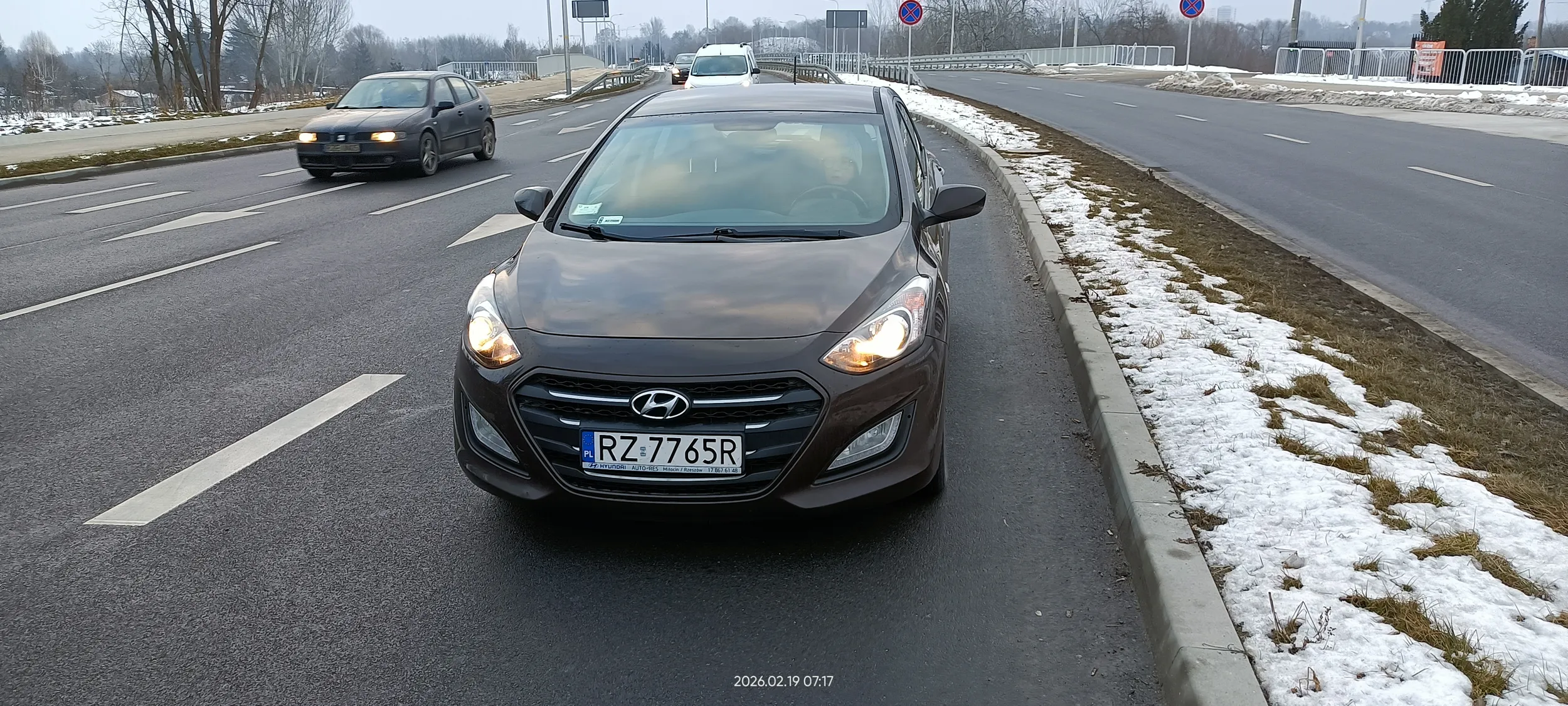 Kretynka wje...ła się "na chama" na skrzyżowaniu. Pewnie nawet nie zakumała co się stało.