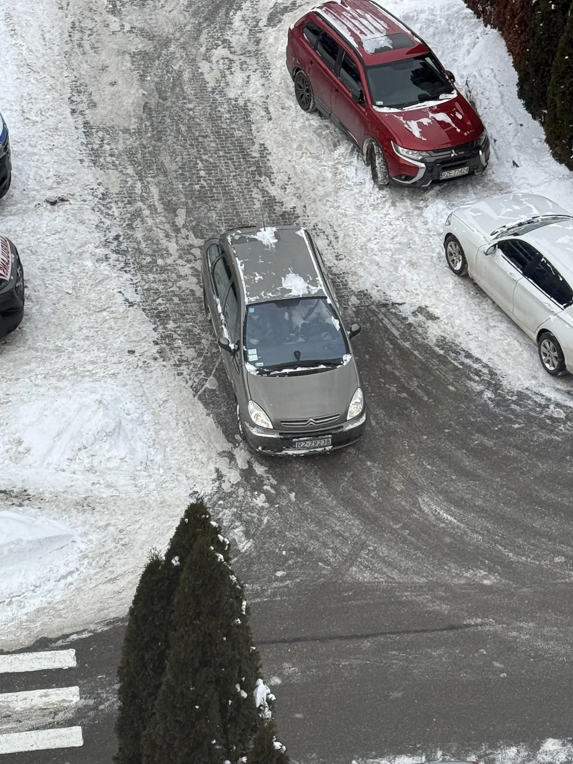 Stoi na środku wjazdu od 15 minut i blokuje, nie pozdrawiam, prawko w doritosach