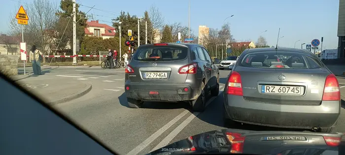 Kretynka omija na skrzyżowaniu pojazdy stojące w korku.