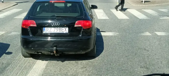 Nie potrafi się przed skrzyżowaniem zatrzymać.