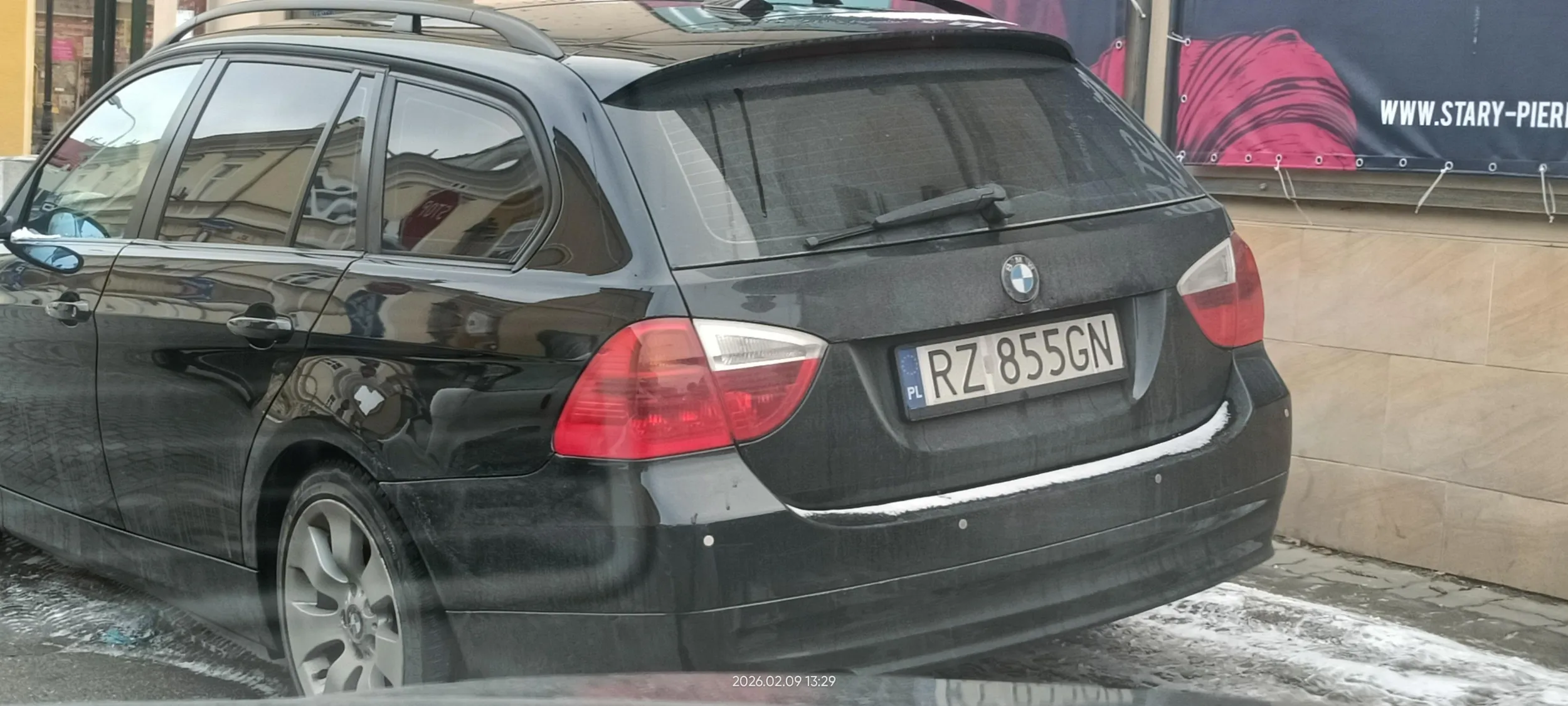 Święta krowa ? chodnikowa.