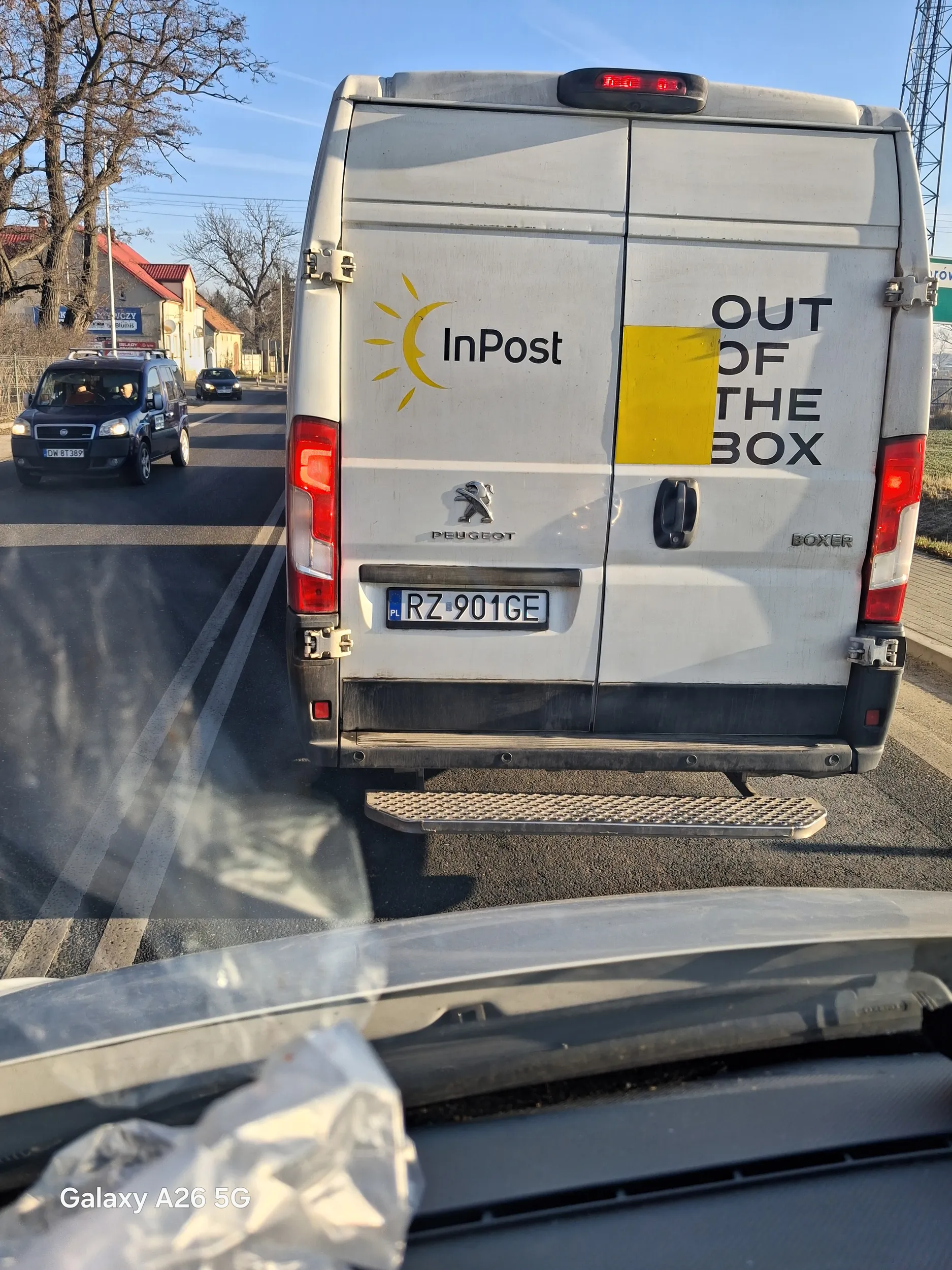 Bawi sie pitolem podczas jazdy zbiczeniec