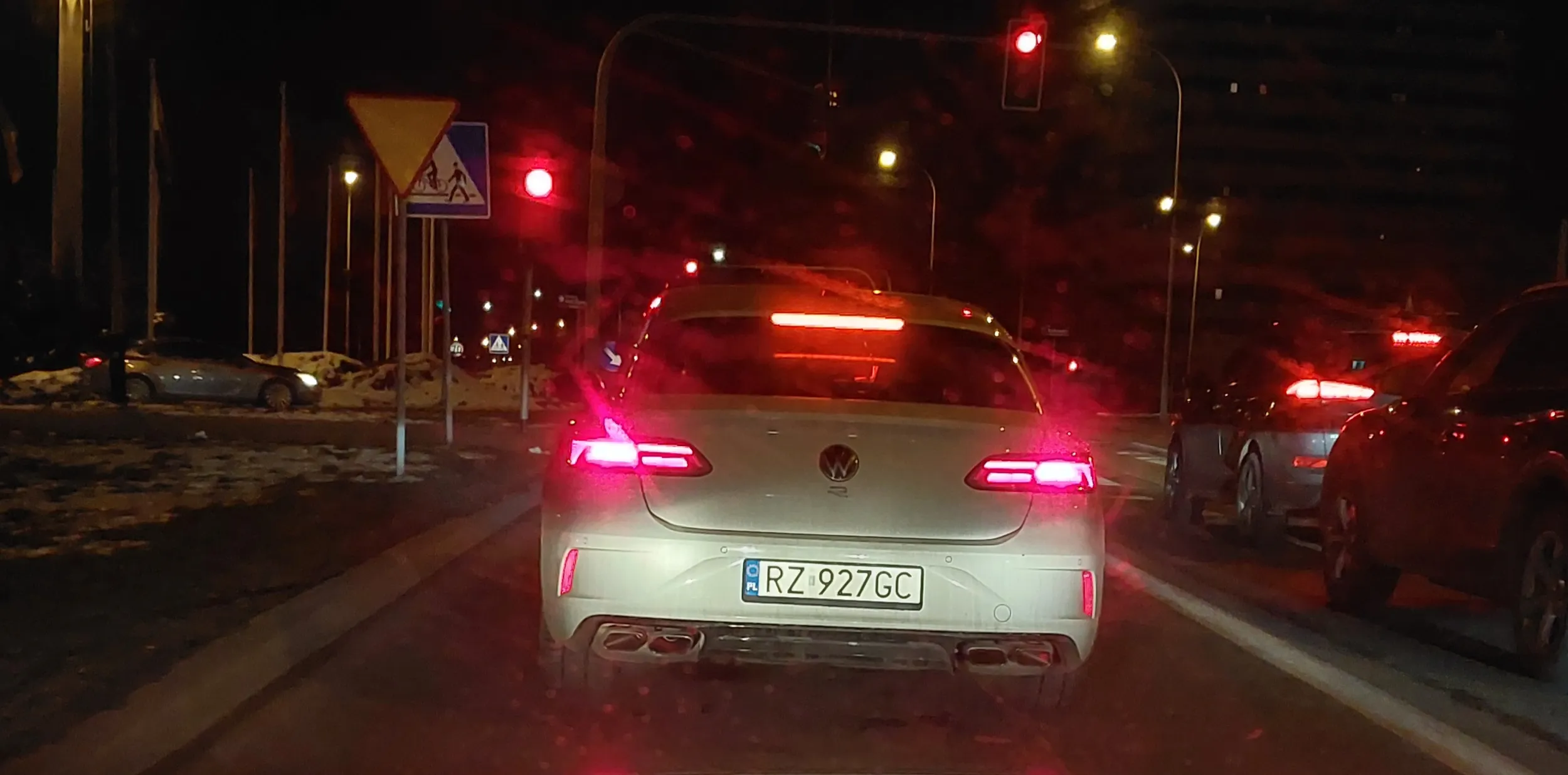 Mamuśka ciśnie furę ile wlezie. Kierunkowskazy i przepisy ma gdzieś Może przynajmniej zdążą z synalkiem