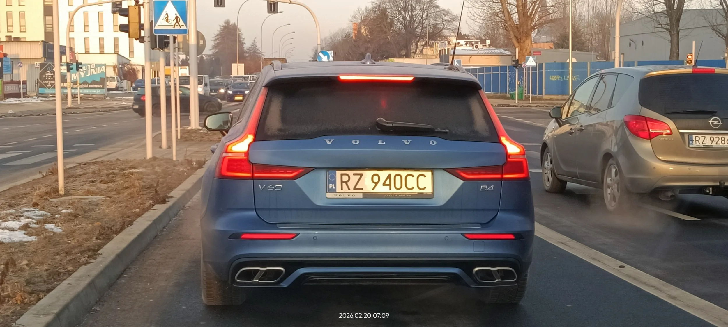 Qtafon nie potrafi przez rondo przejechać. Z kierunkowskazów, też nie bardzo potrafi korzystać.