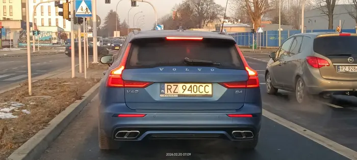 Qtafon nie potrafi przez rondo przejechać. Z kierunkowskazów, też nie bardzo potrafi korzystać.