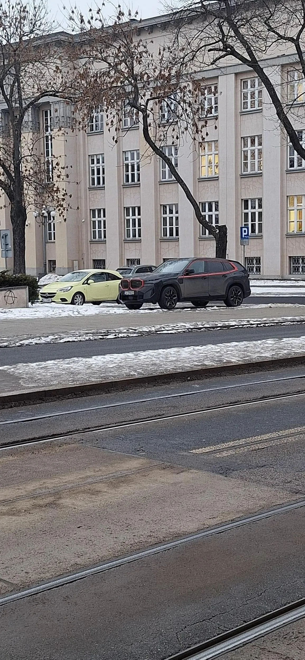 Co z tego, że centralnie obok jest parking,  lepiej zaparkować na chodniku