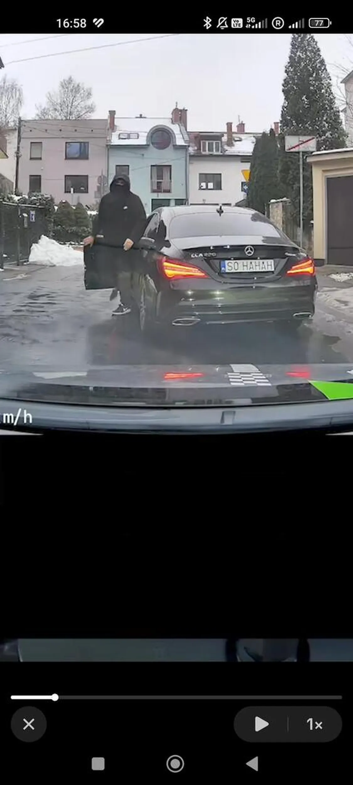 Kierowca tego złomu bez żadnego powodu zaczął hamować po czym zamaskowany wyszedł chcąc napaść na kierowcę które jechało za nim . Jak zobaczył kamerkę zrezygnował z napadu. Uwaga na tego bandytę.