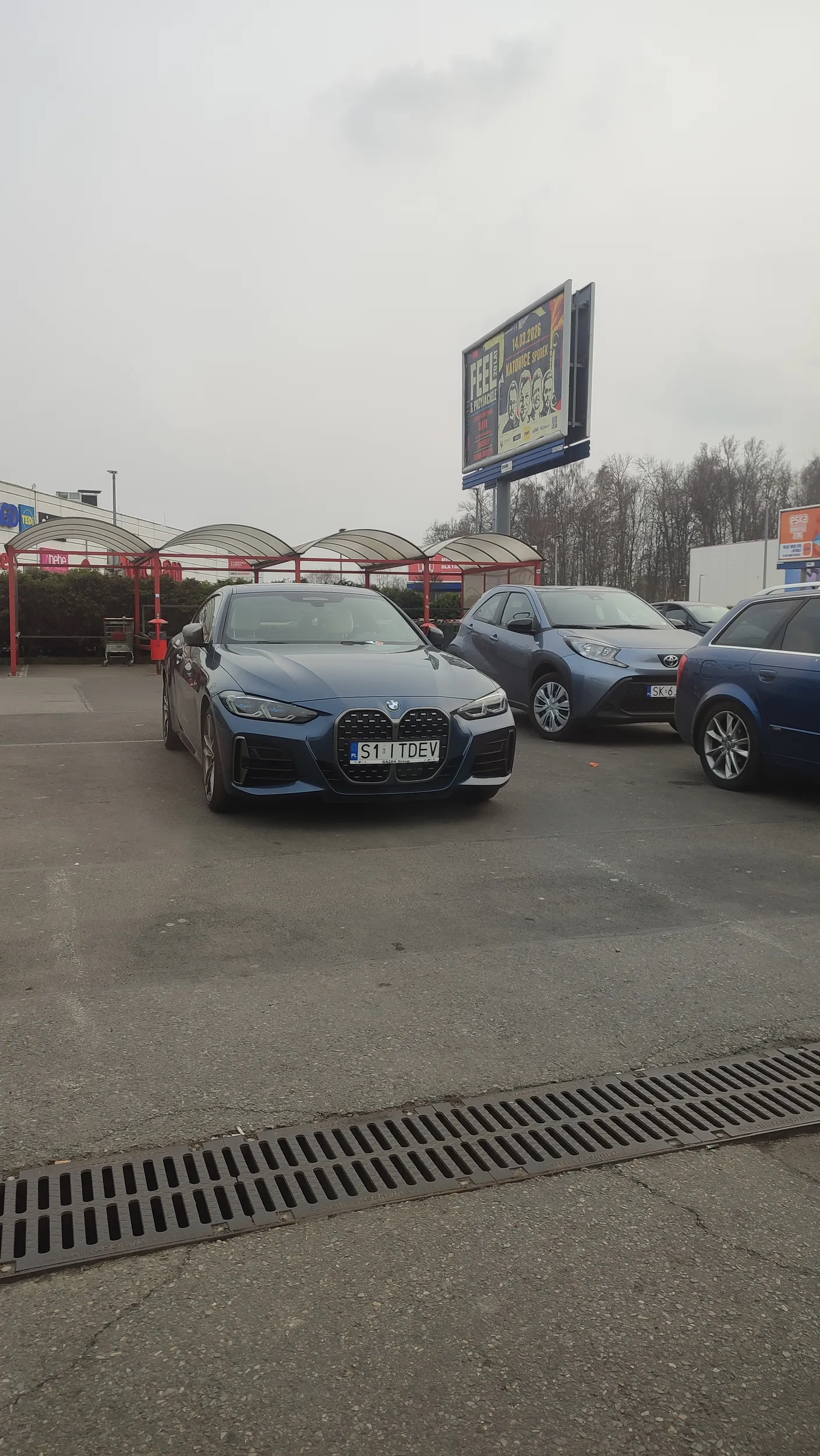 Taki mały siusiaczek, a parkuje na czterech miejscach