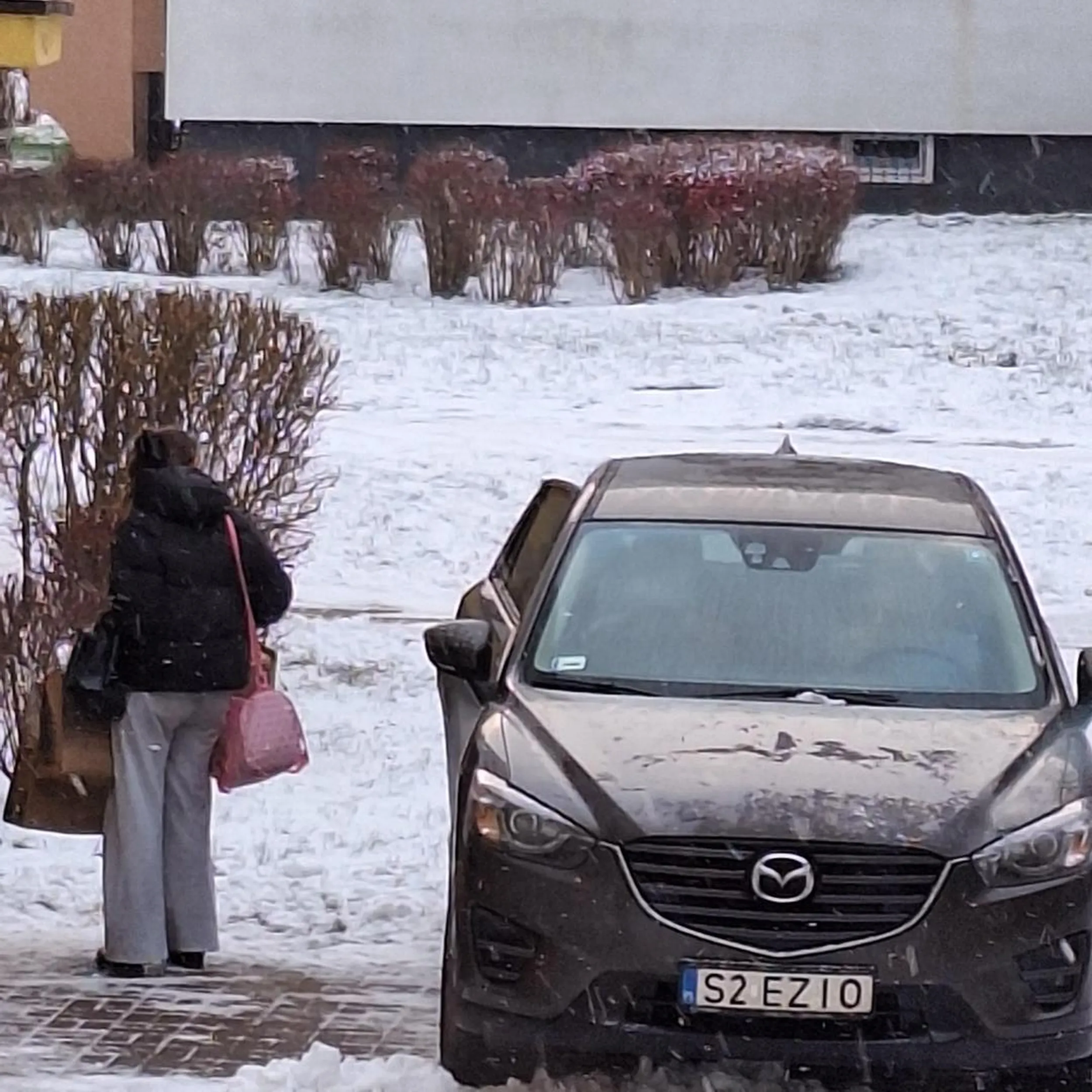 Nie ma jak jezdzic po chodniku I trawniku aby kilka toreb pryniesc...