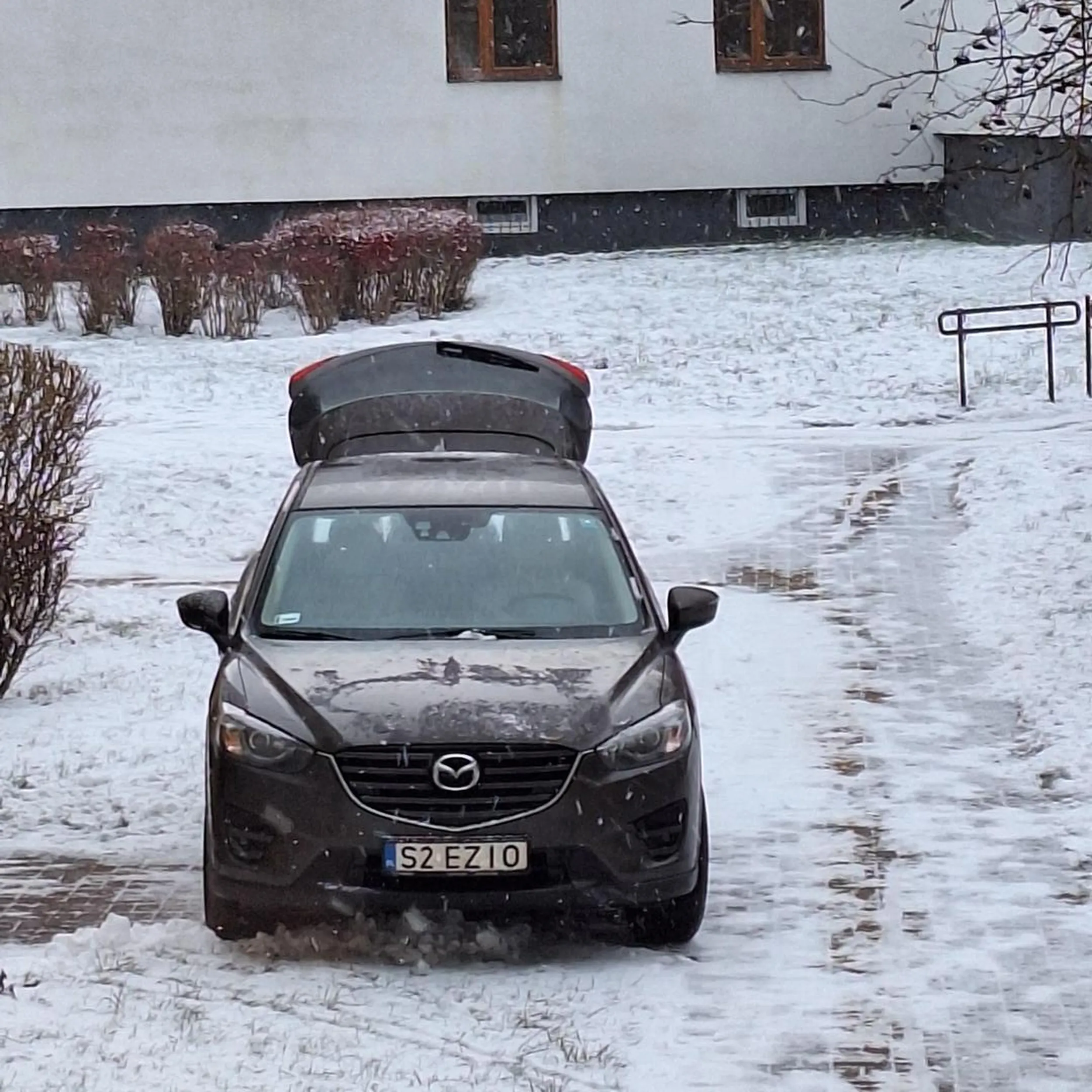 Nie ma jak jezdzic po chodniku I trawniku aby kilka toreb pryniesc...