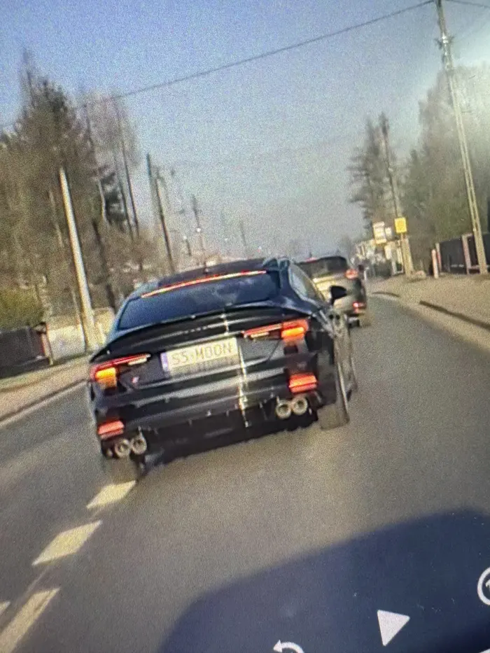 Łamie przepisy  wyprzedza przed i na przejściu dla pieszych, mocno przekracza dozwoloną prędkość