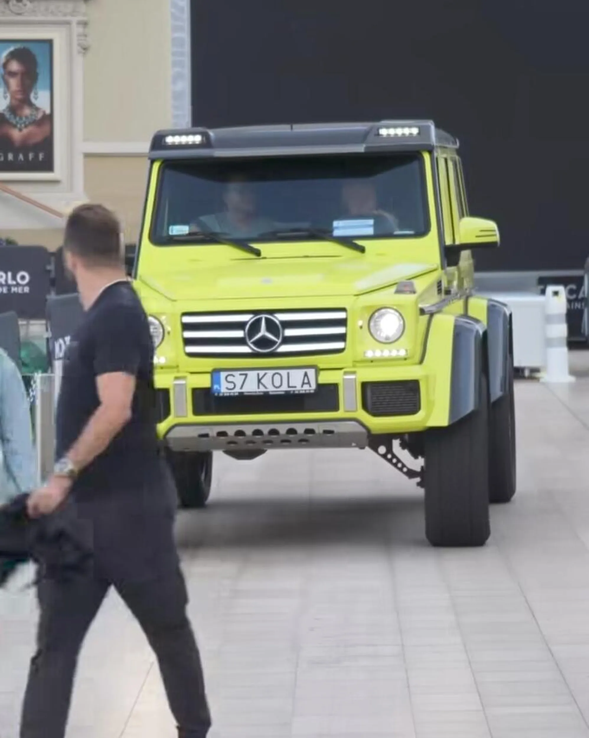 Piękny ten filmik z monaco gdzie to pan prezes firmy zlomiarskiej o......t sobie jeździ tych neonowo- ziolonym Mercedesem G class po placu dla turystów, bo przecież Janusz biznesu ma prawo i jeszcze z taką wiesniackom blachom ? ciekwe co na taki filmik powiedzą ludzie w PL ?